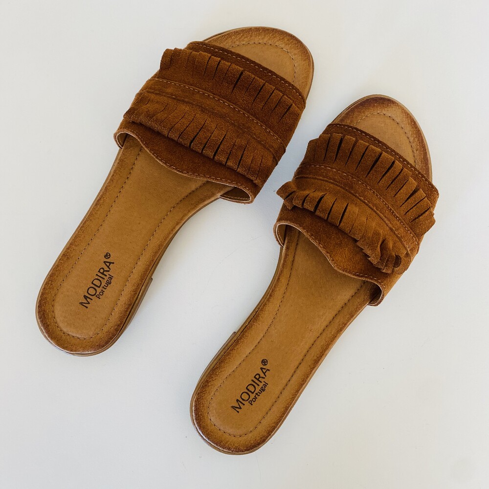 Sandálias castanhas com franjas e palmilha com a marca MODIRA®