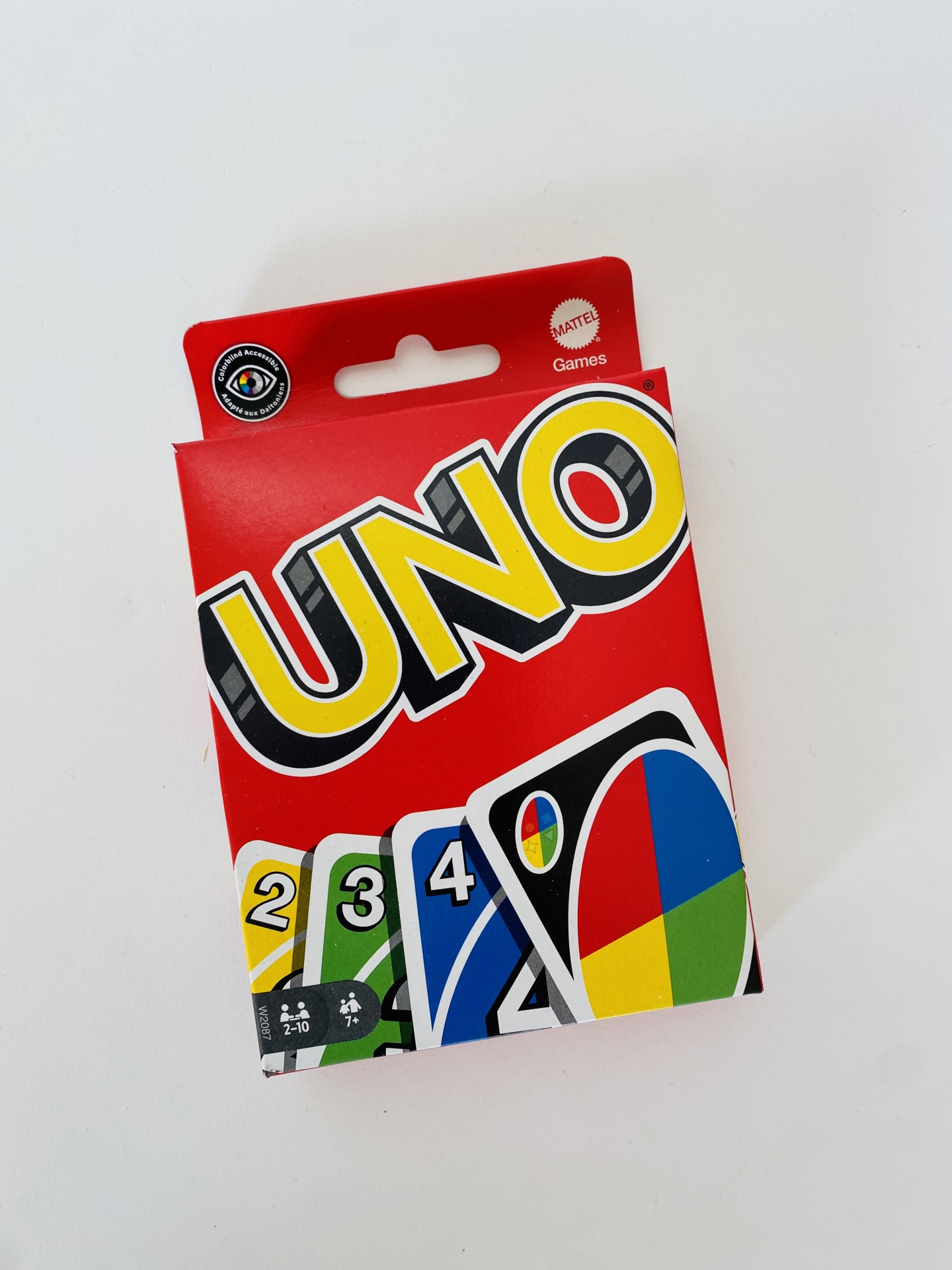 Embalagem do jogo de cartas UNO vermelho com cartas numeradas e coloridas