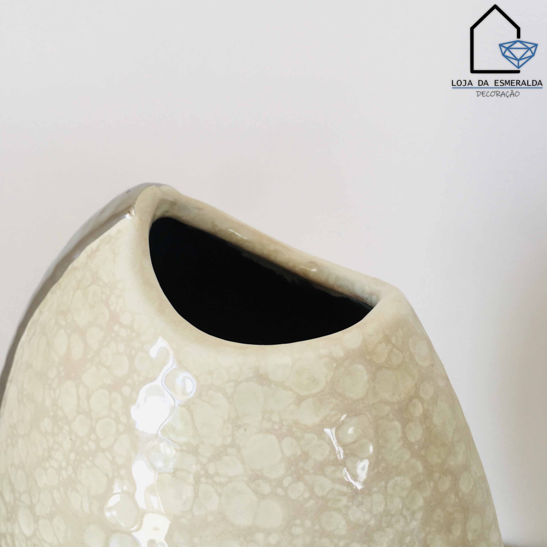Vaso cerâmico bege brilhante com textura de bolhas e abertura irregular