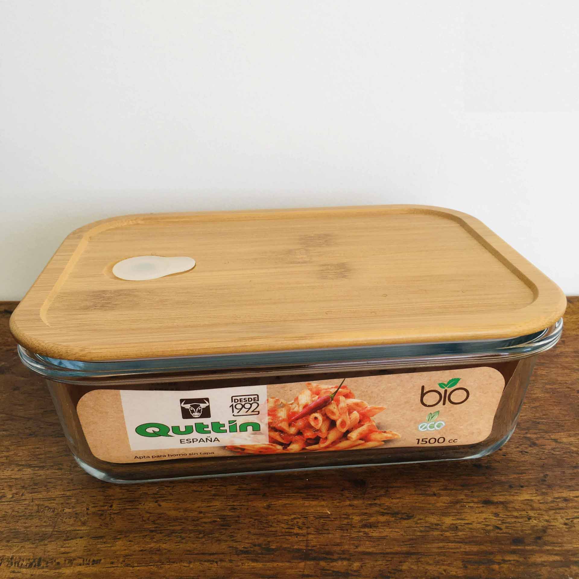 Recipiente de vidro com tampa de madeira e etiqueta com texto e imagem de macarrão