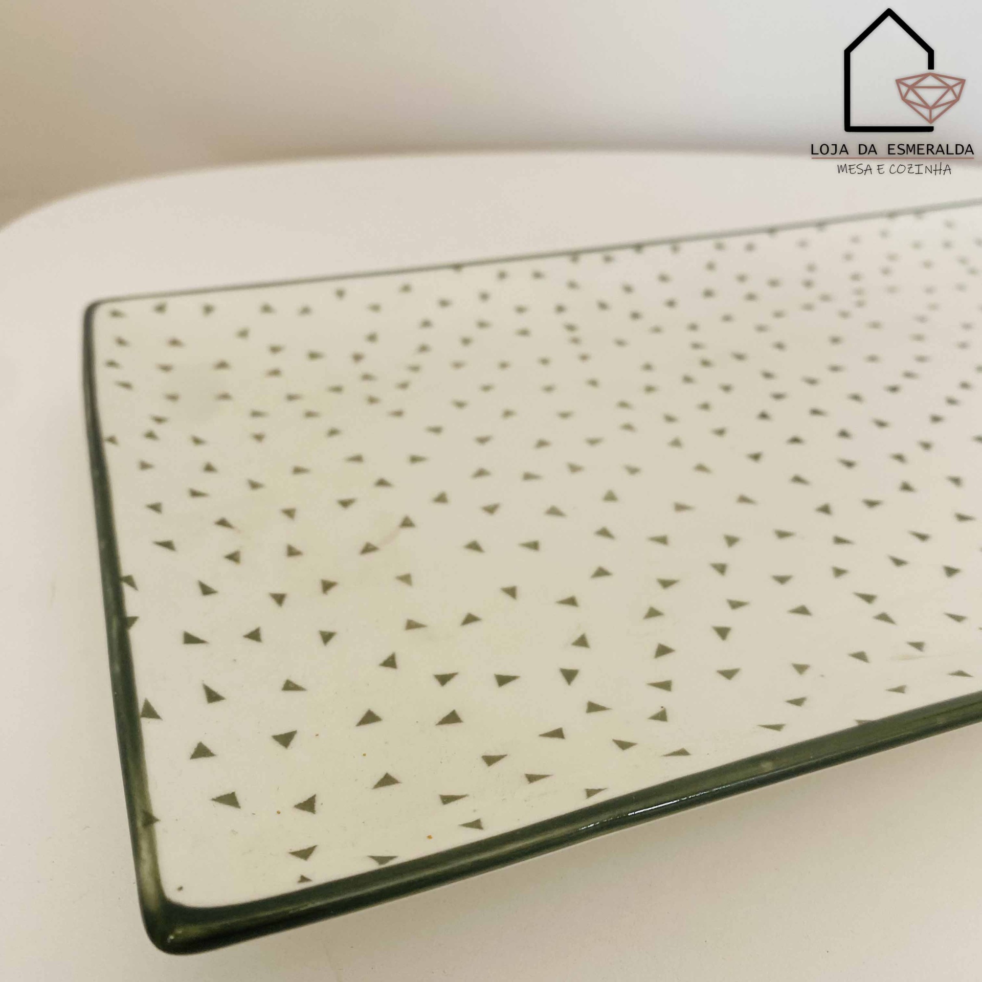 Prato retangular de cerâmica branca com triângulos pretos e borda verde