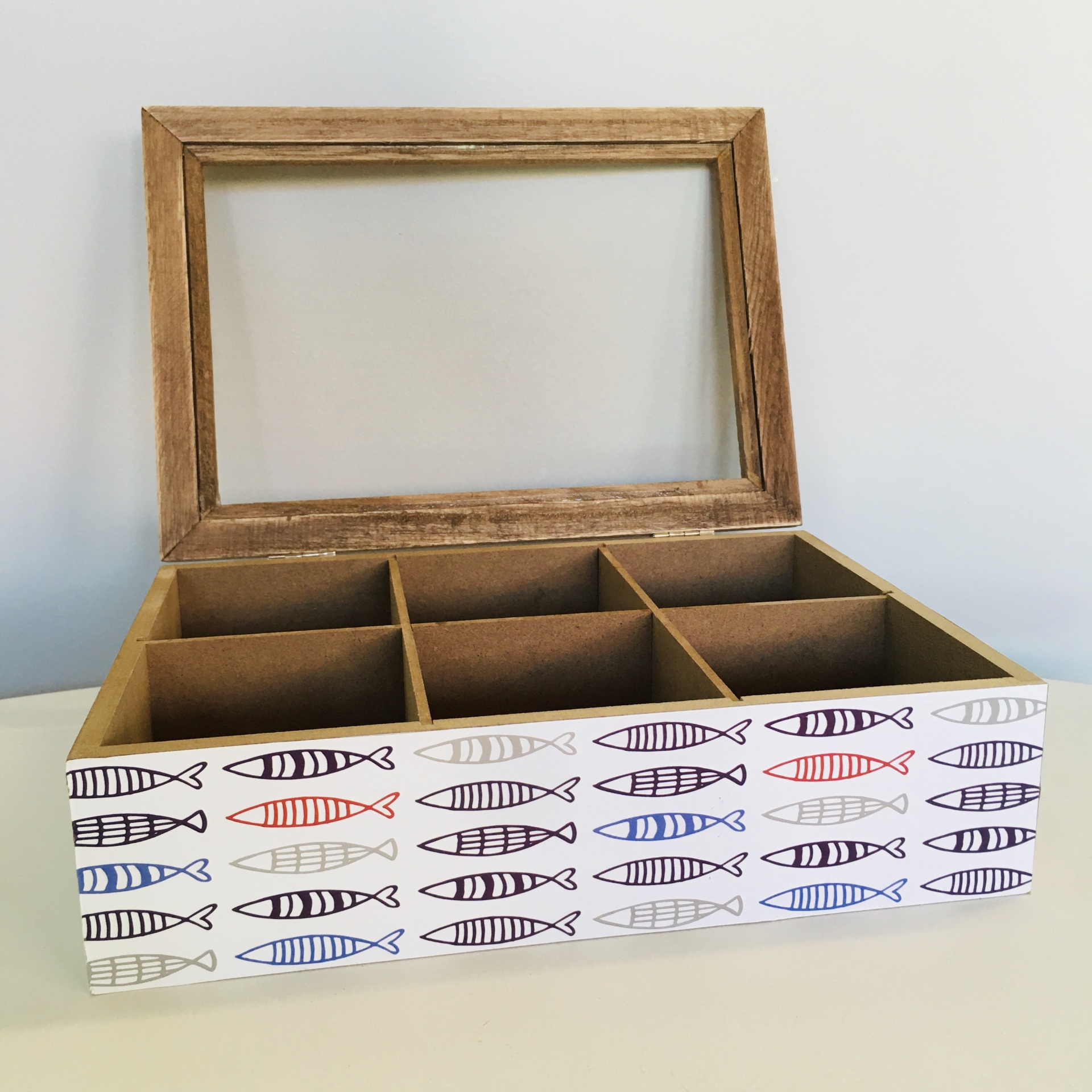 caixa de madeira com tampa transparente e decoração de peixes coloridos