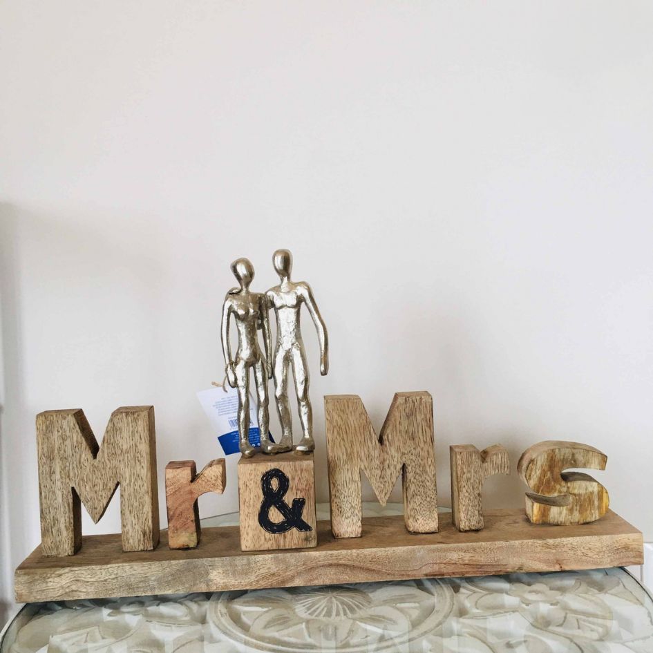 Escultura decorativa Mr & Mrs em madeira com figuras metálicas