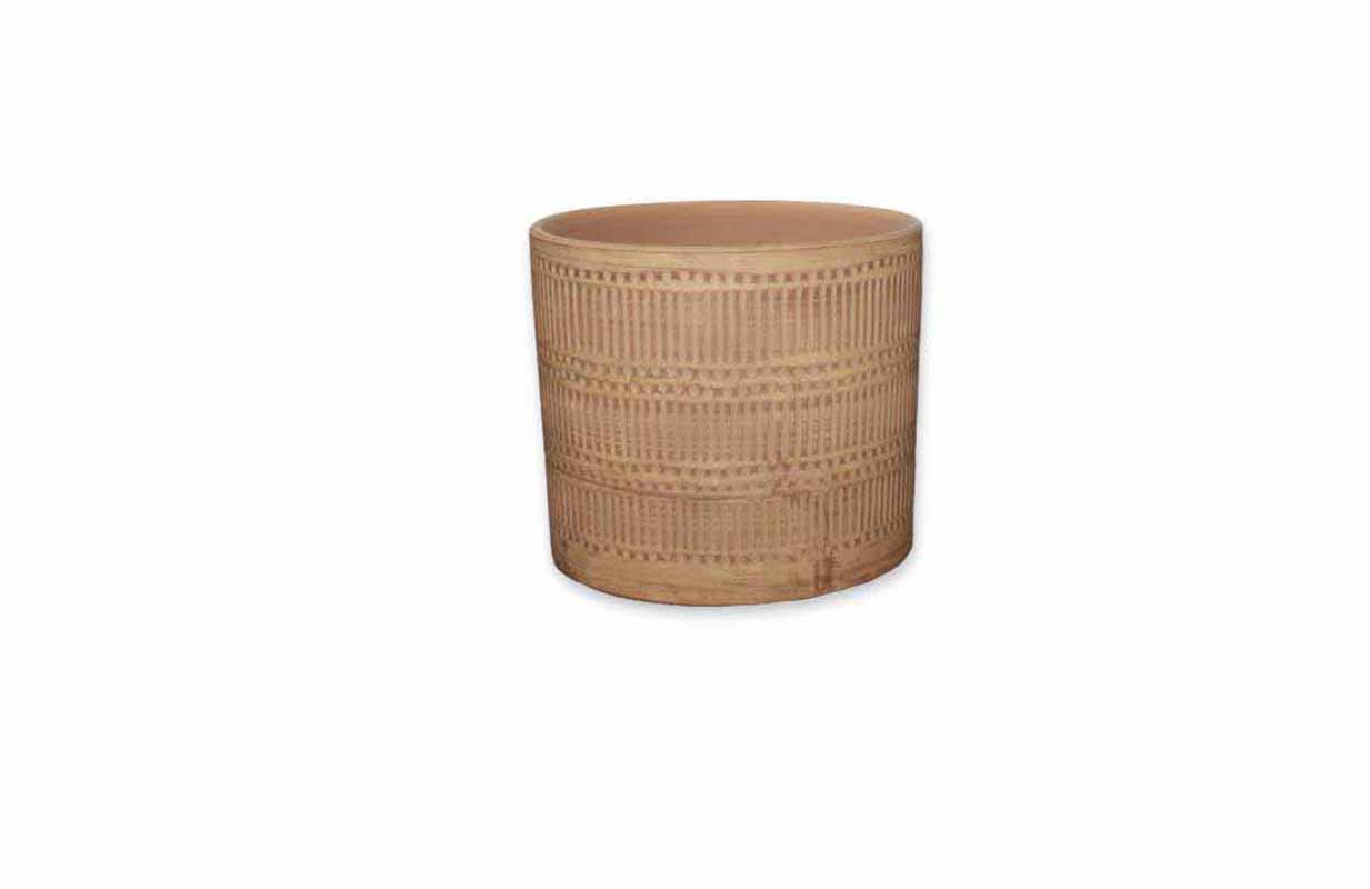 Tambor em madeira clara com padrão entalhado geometrico