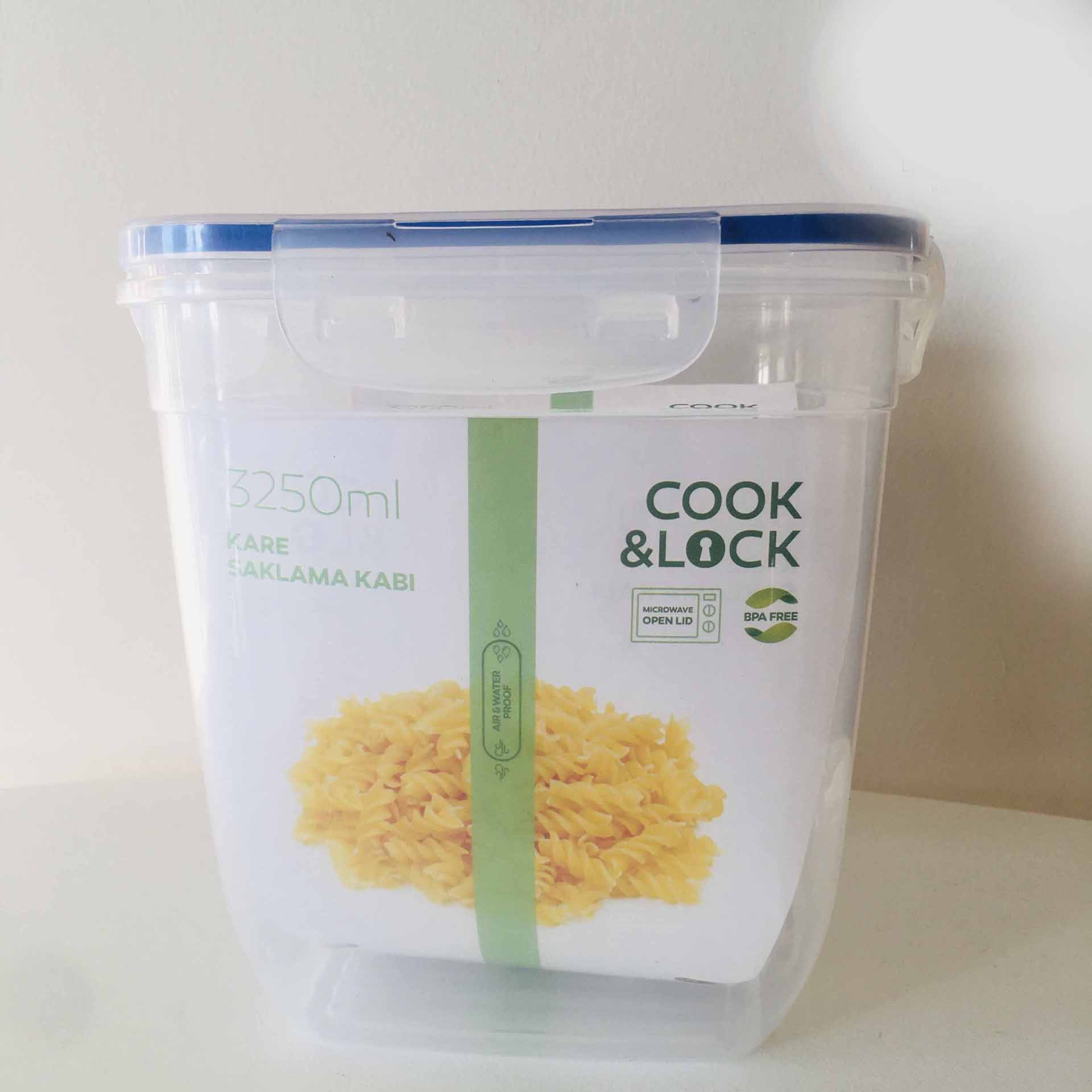 Recipiente plástico transparente Cook & Lock com tampa azul e etiqueta de massa fusilli.