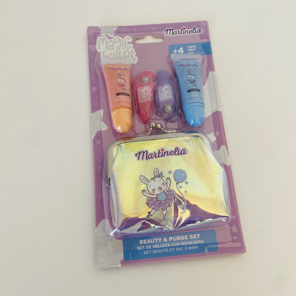 Conjunto beleza Martinelia com três tubos coloridos e carteira amarela com desenho de coelho