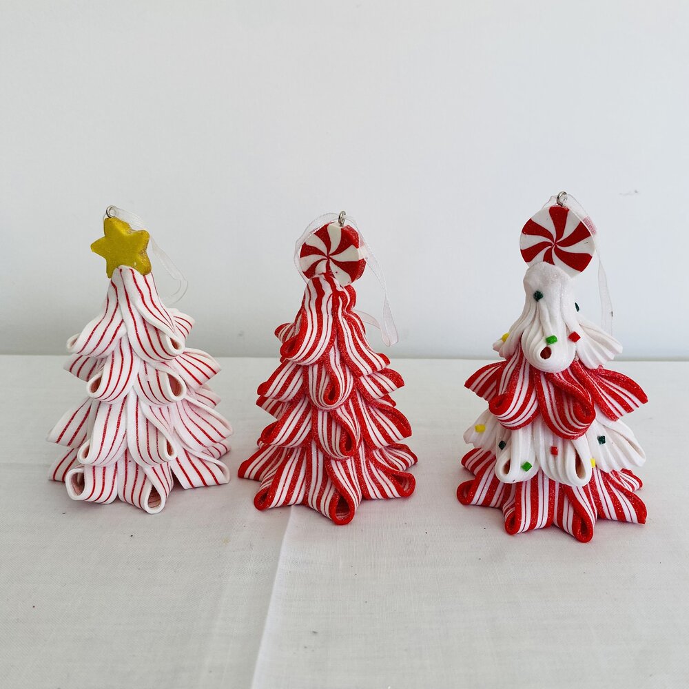 Três ornamentos de árvore de Natal em tecido listrado vermelho e branco