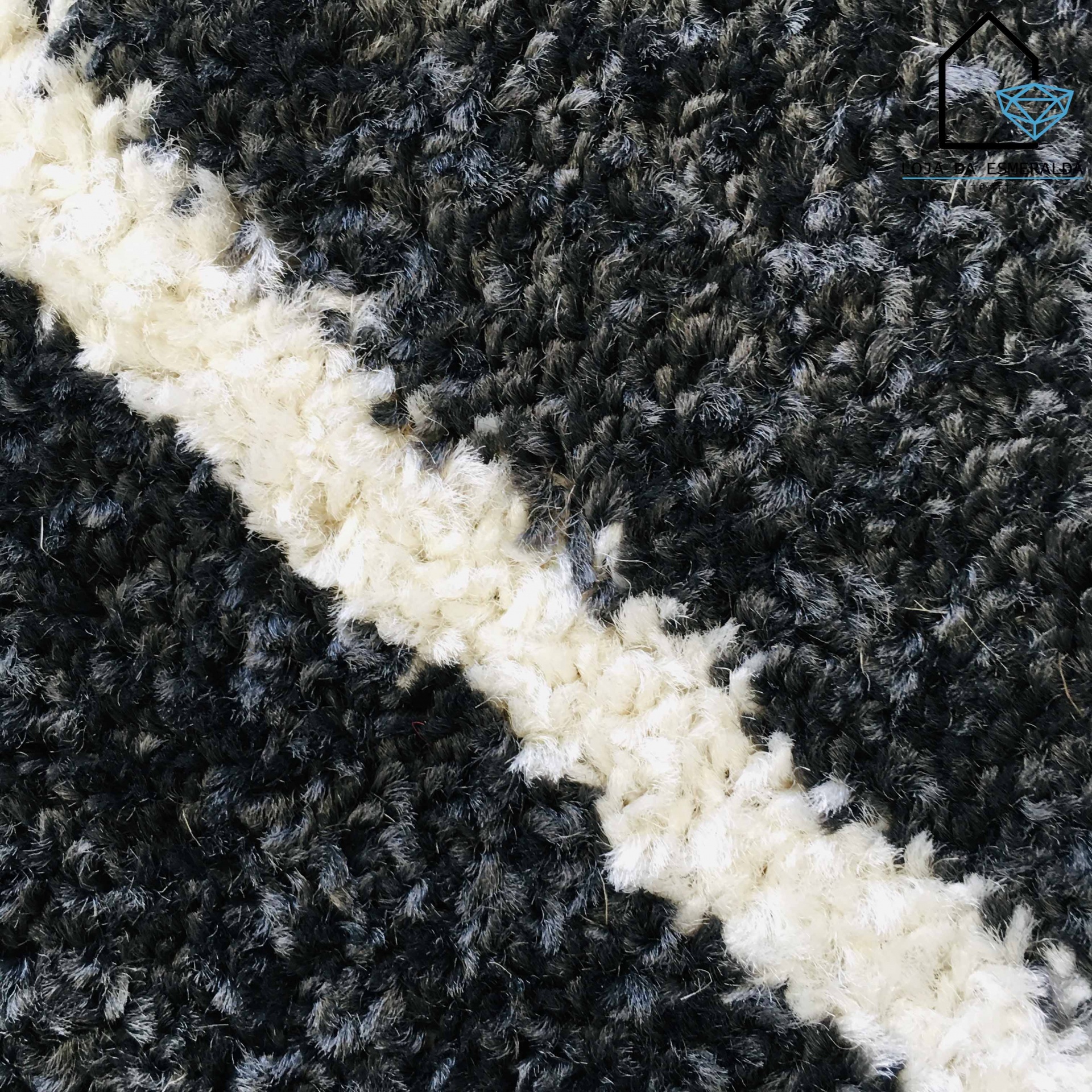 Superfície felpuda de tapete com faixa branca diagonal
