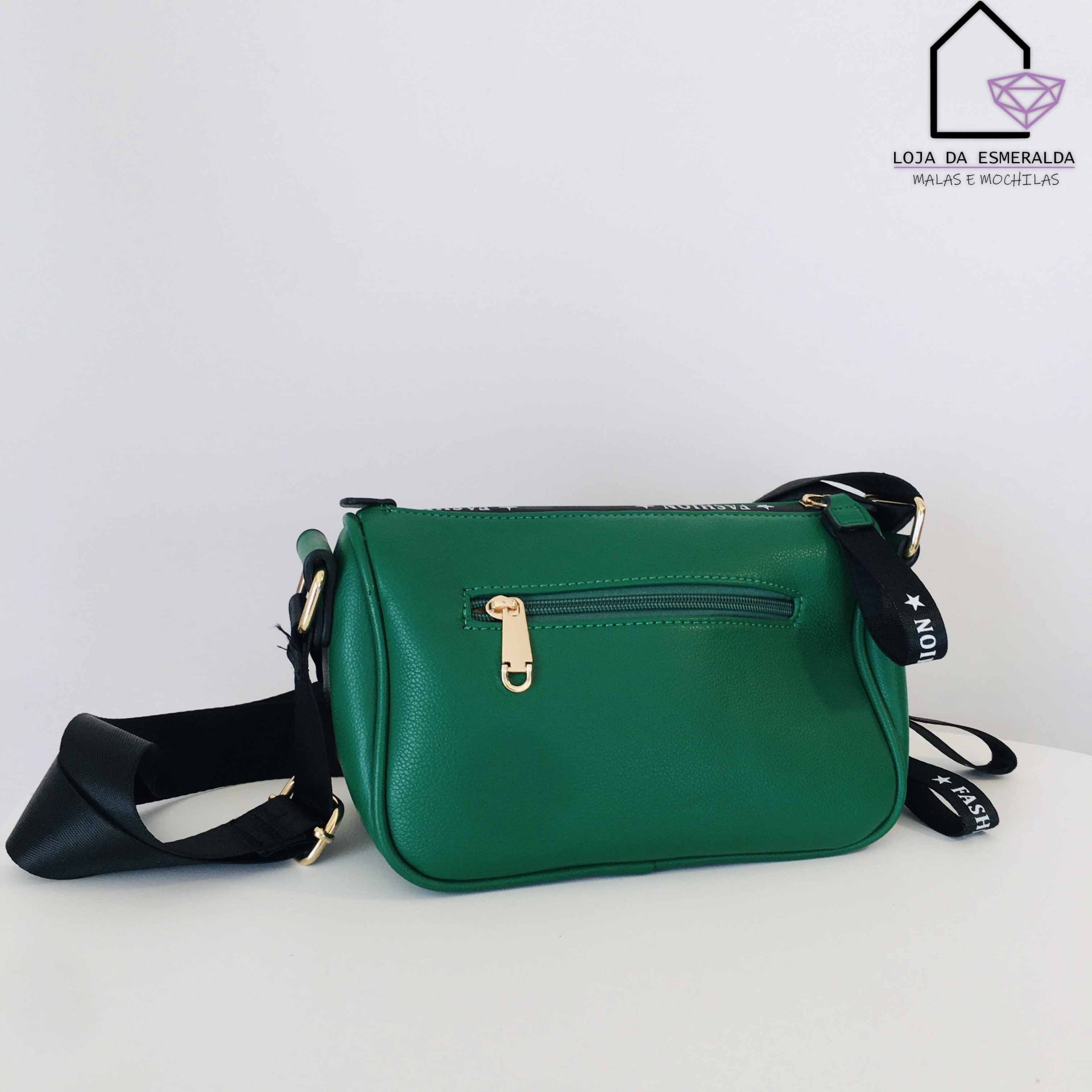 Mala transversal verde com fecho dourado e correia preta ajustável