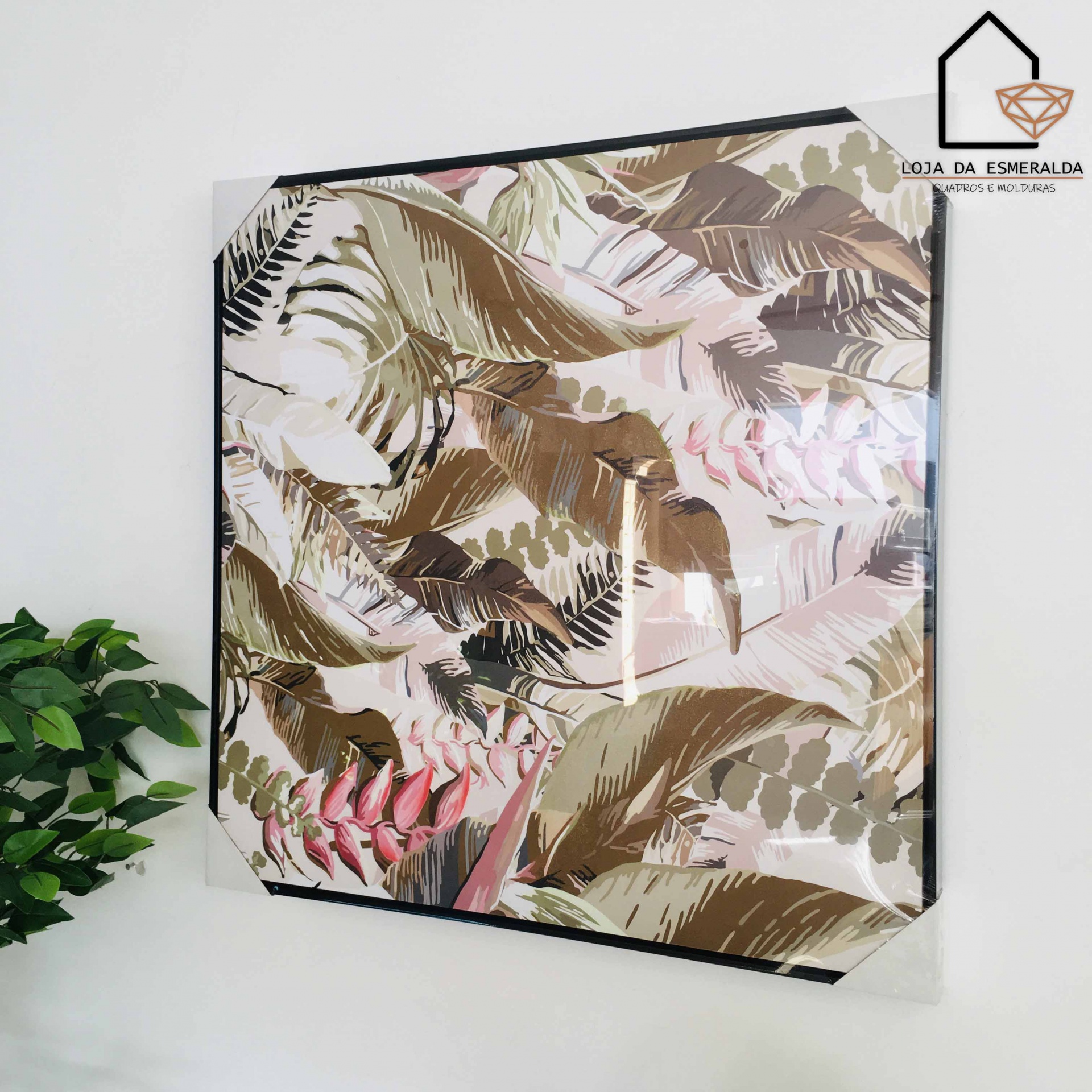 Painel decorativo quadrado com padrão folhas tropicais e planta ao lado