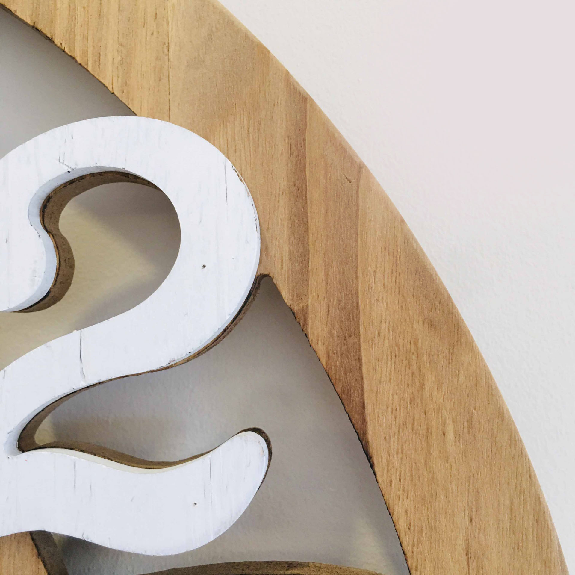 Relógio de parede em madeira com número 2 branco