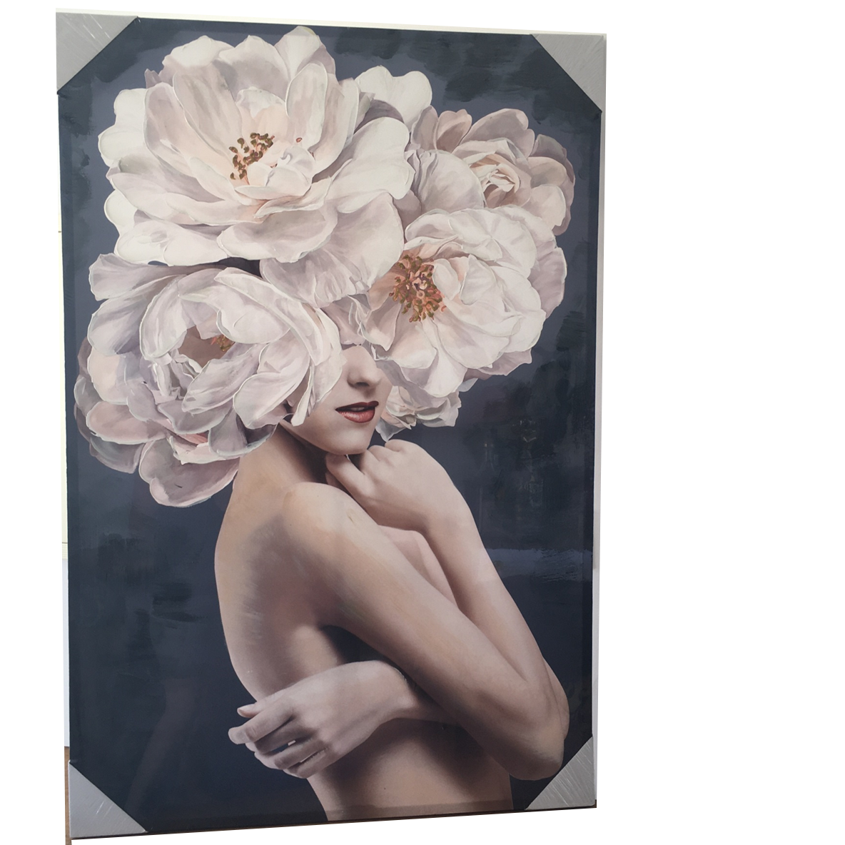 Imagem de quadro decorativo com mulher e flores grandes na cabeça sobre fundo azul escuro