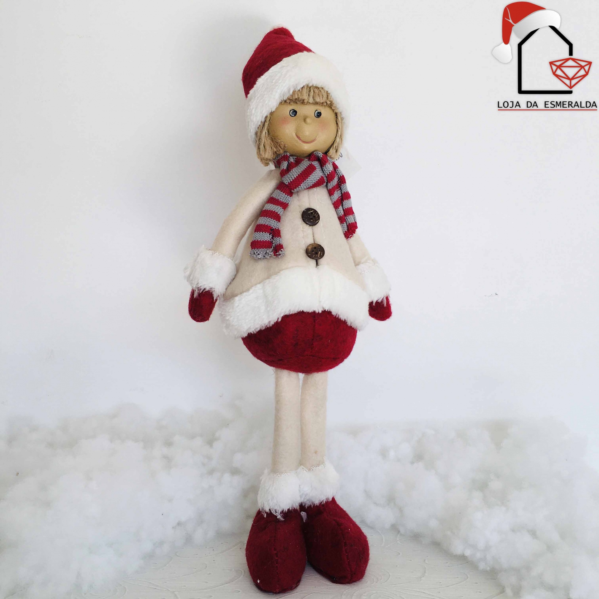 Boneco decorativo de Natal com roupa vermelha e bege e rosto sorridente