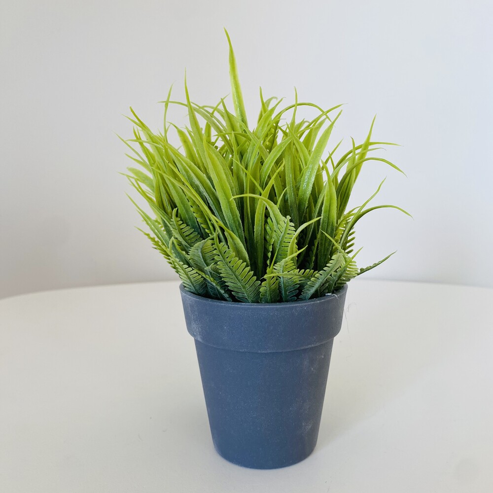 Vaso cinzento com planta verde artificial