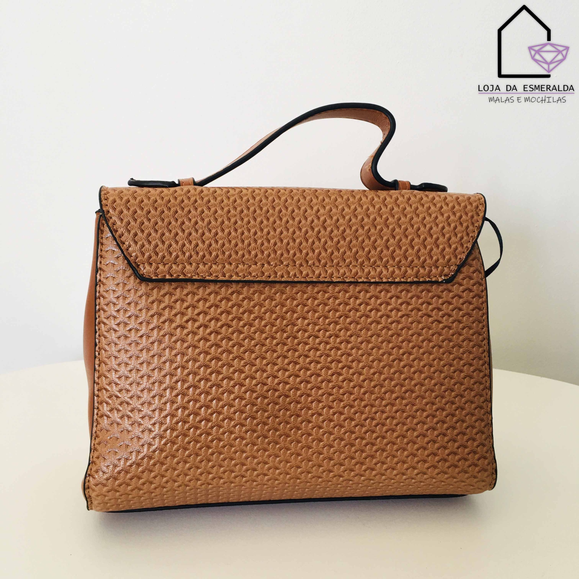 Mala de mão castanha com padrão texturizado em relevo e alça curta