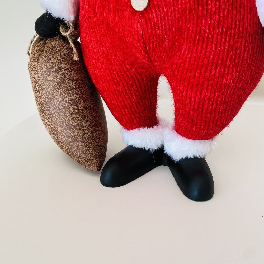 Figura decorativa do Pai Natal com roupa vermelha e saco marrom