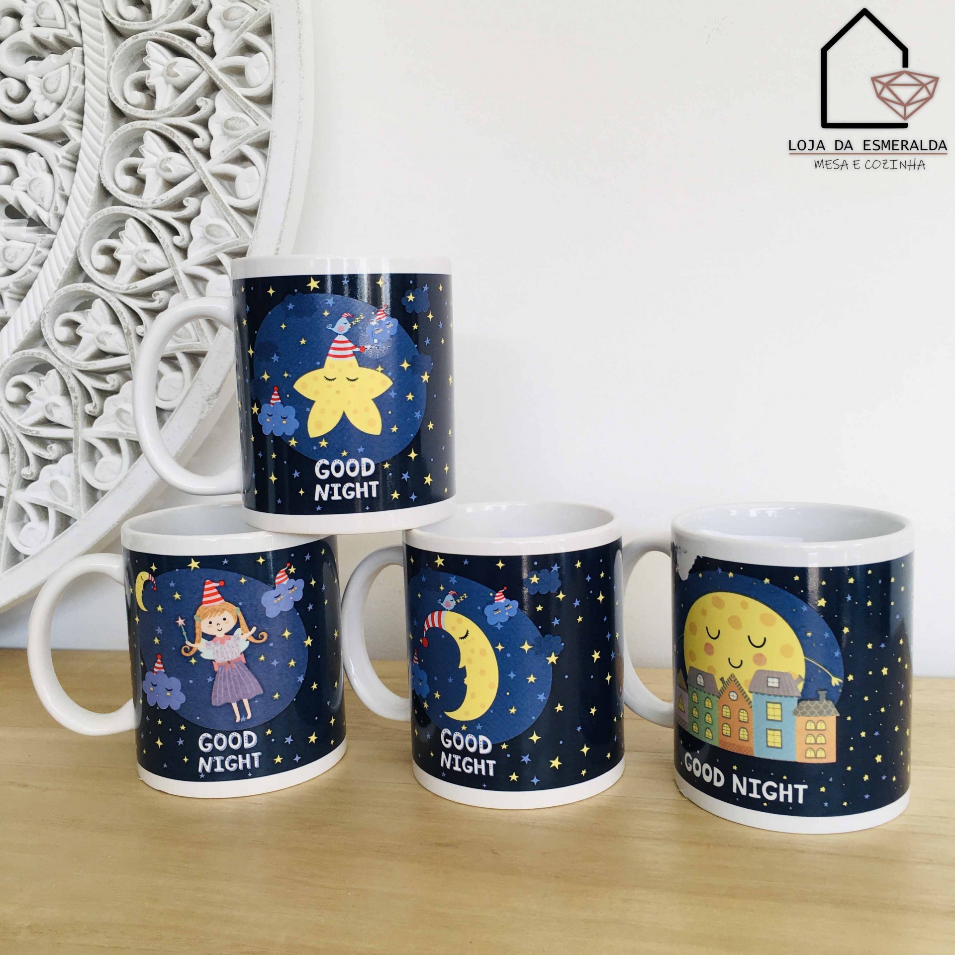 Quatro canecas cerâmicas azuis escuras com desenhos noturnos e texto GOOD NIGHT
