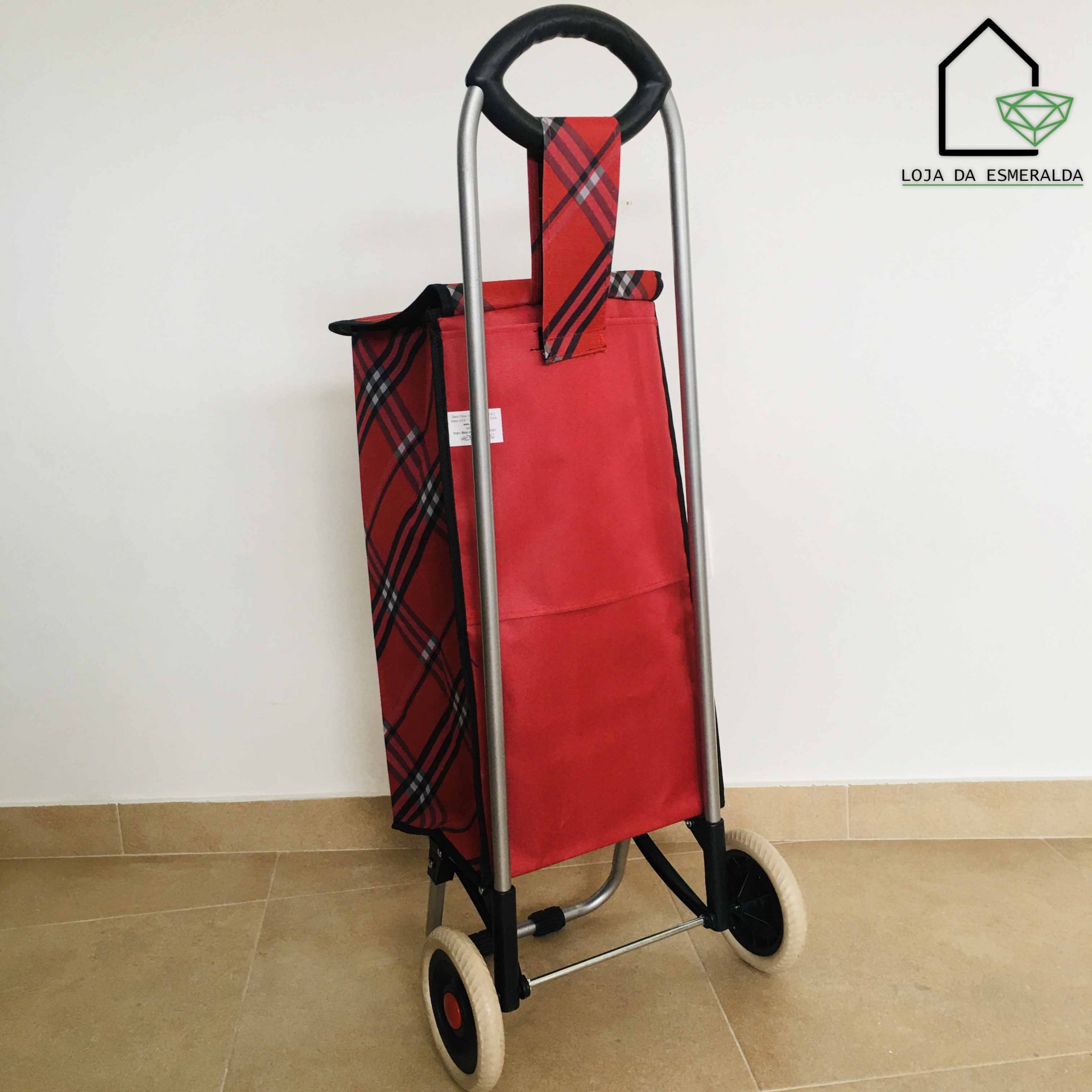 Carrinho de compras vermelho com padrão xadrez e estrutura metálica