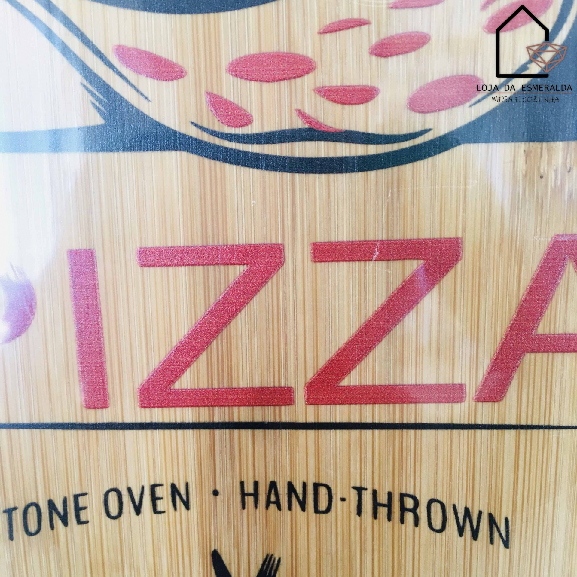 Superfície de madeira clara com texto vermelho e preto e desenho de pizza