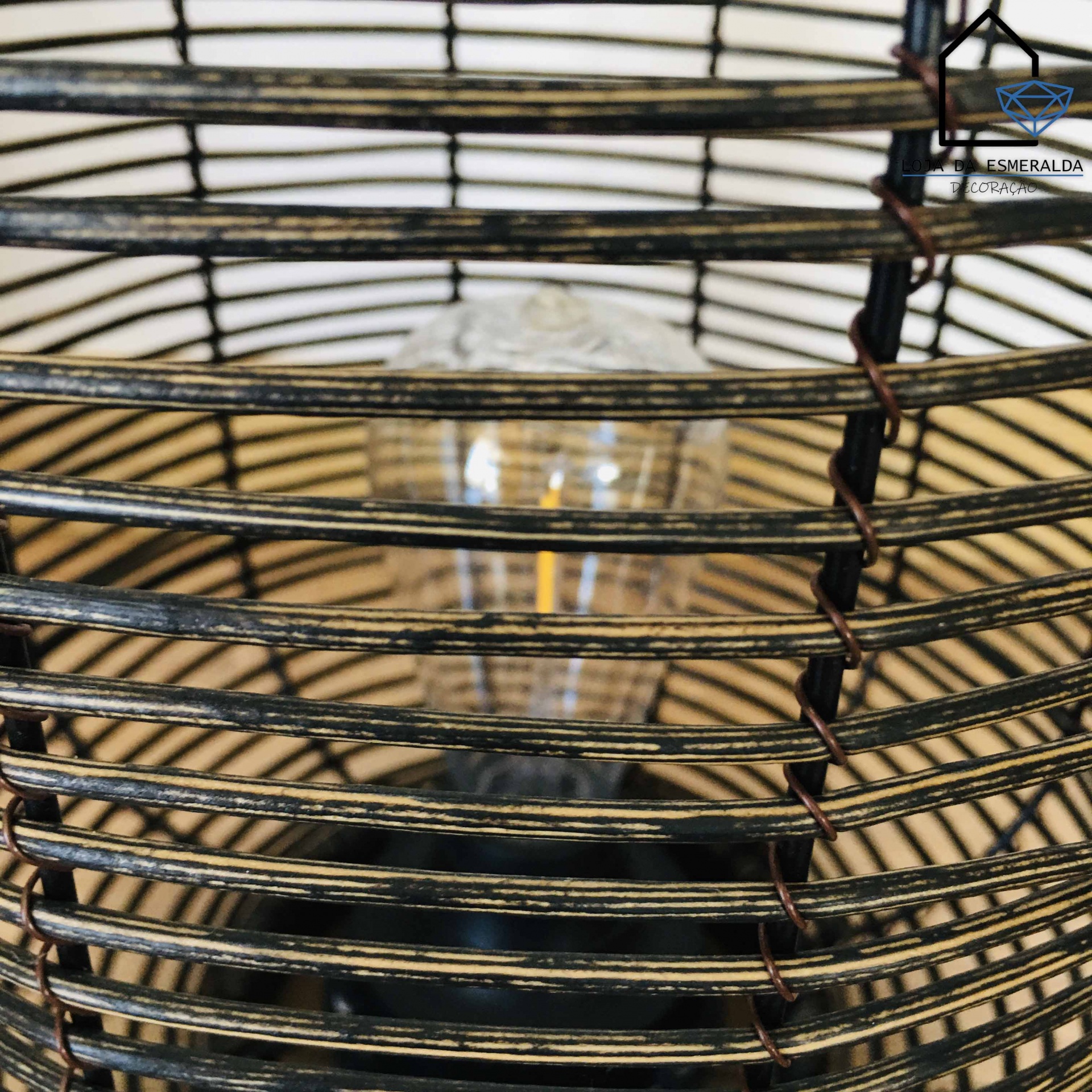 Candeeiro metálico circular com lâmpada visível no interior