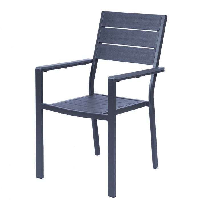 Cadeira de exterior cinzenta com braços e ripas horizontais.