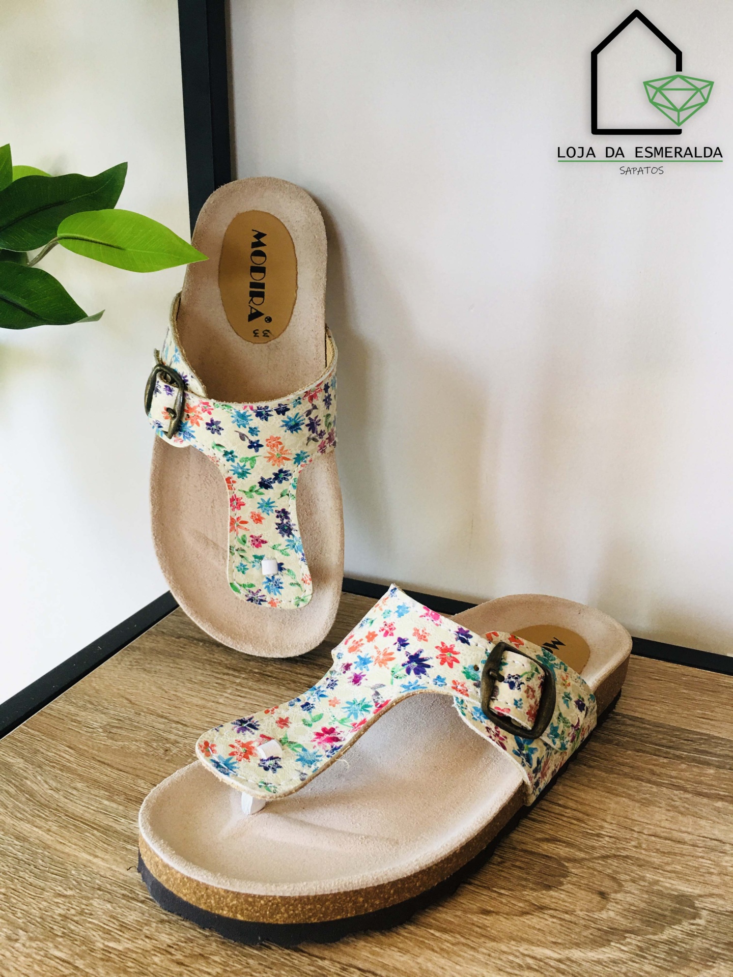 Sandálias florais com sola castanha e fivela metálica