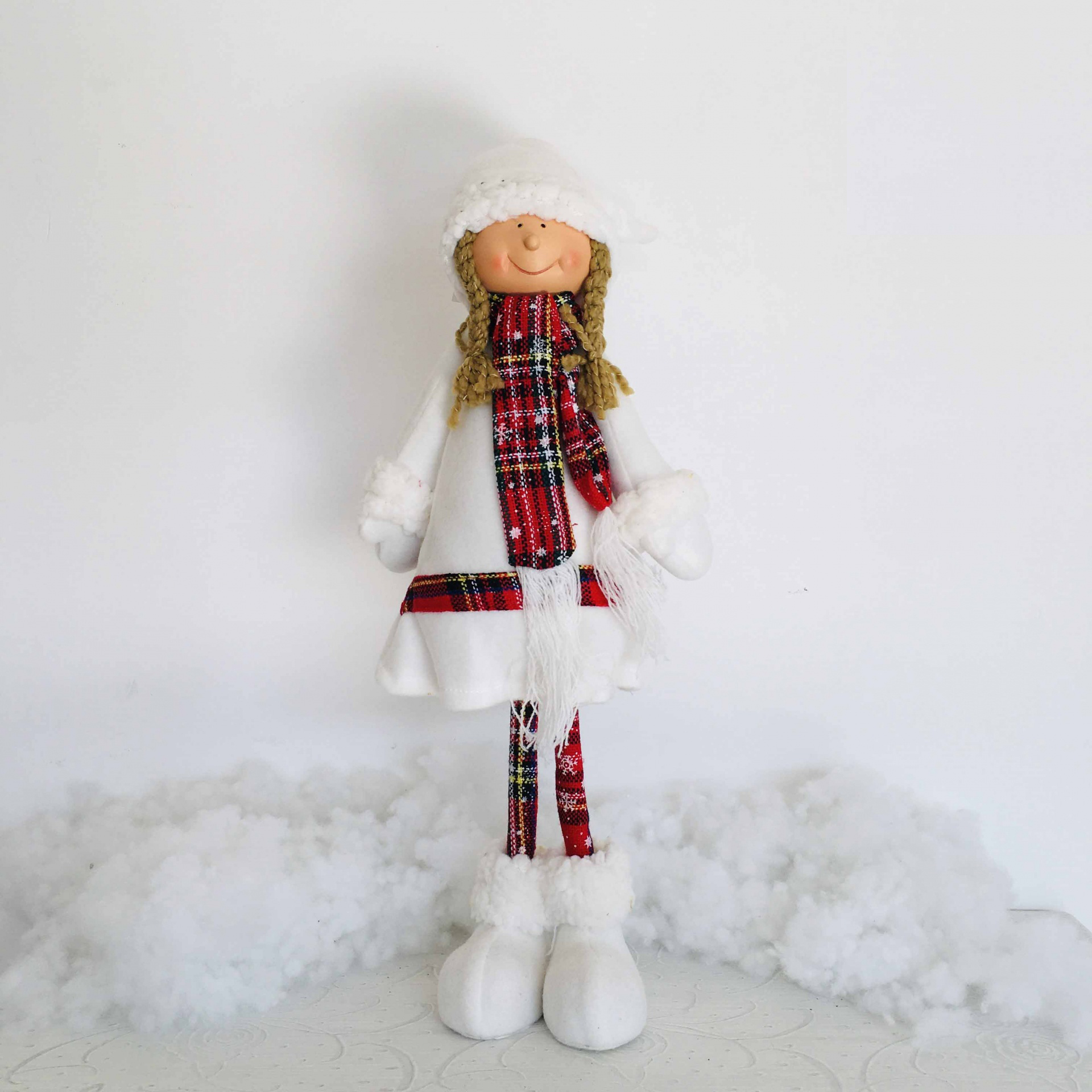 Boneca decorativa de inverno com roupa branca e detalhes em xadrez vermelho