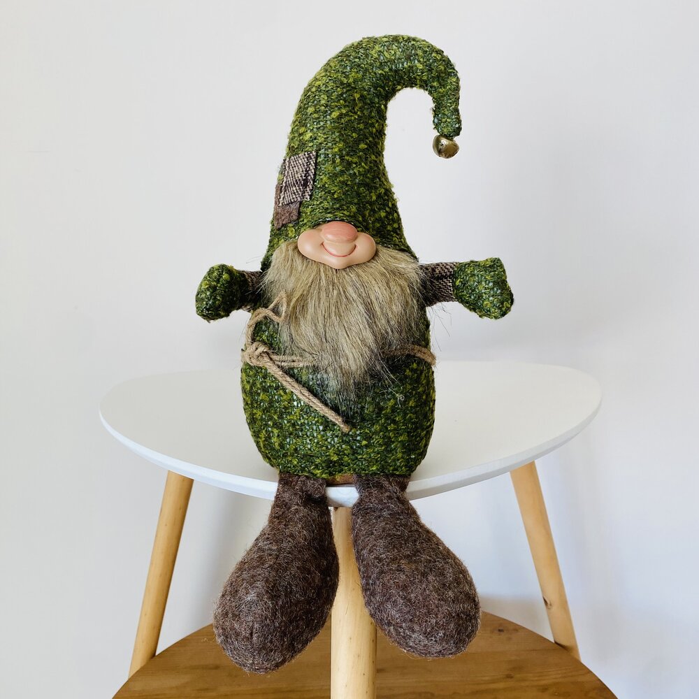 Boneco decorativo de gnome verde com botas castanhas