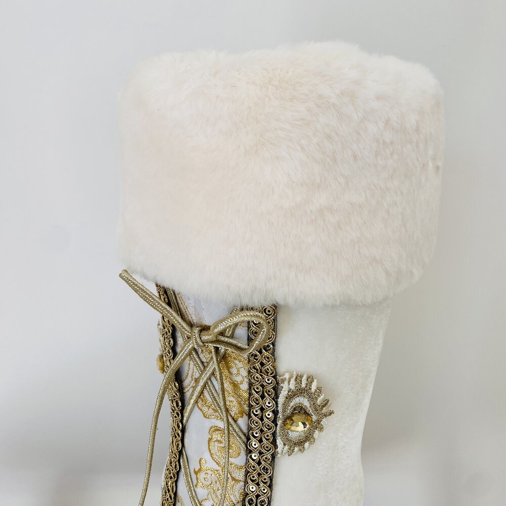 Bota branca com detalhes dourados e acabamento em pêlo