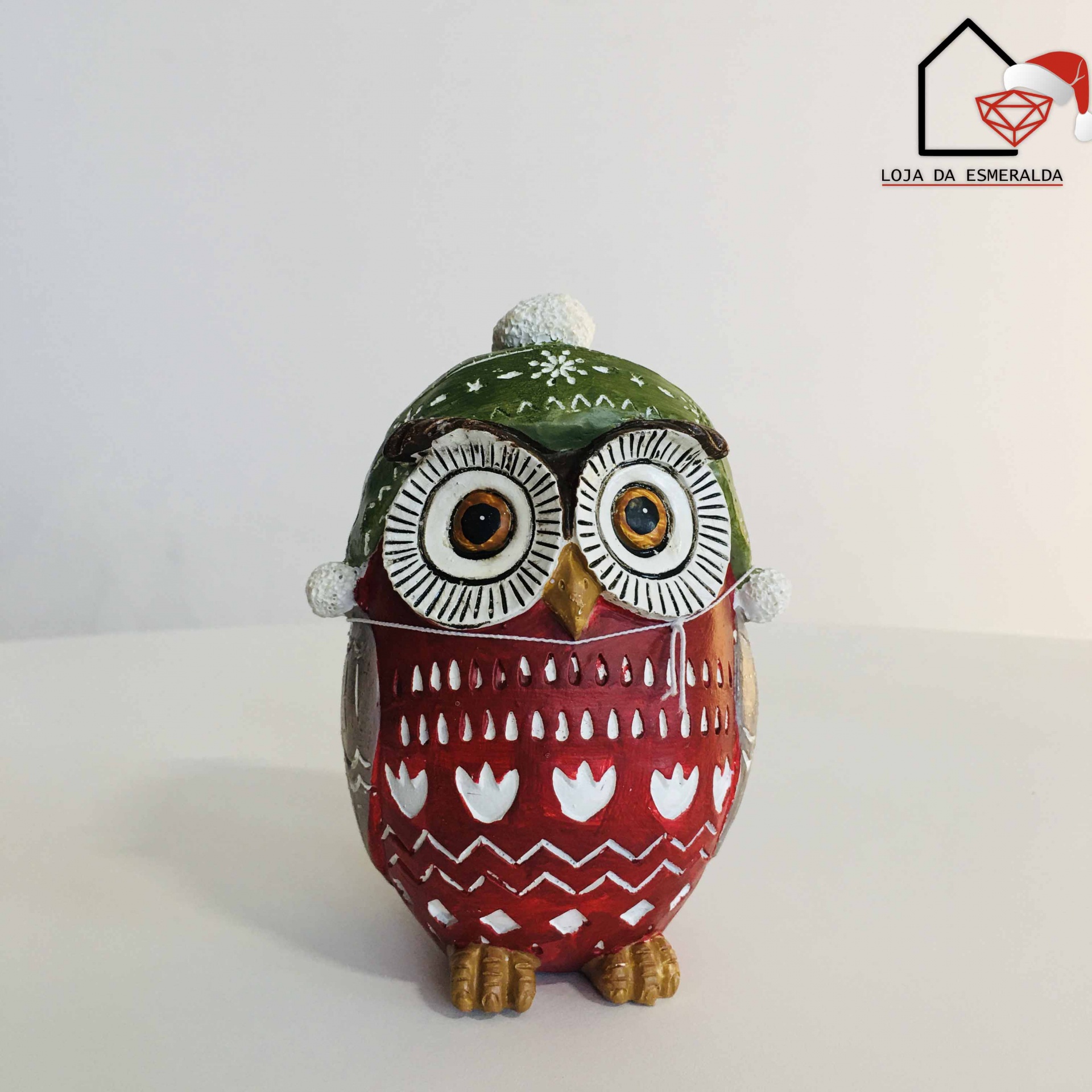 Figura decorativa de coruja vermelha com chapéu verde e detalhes brancos