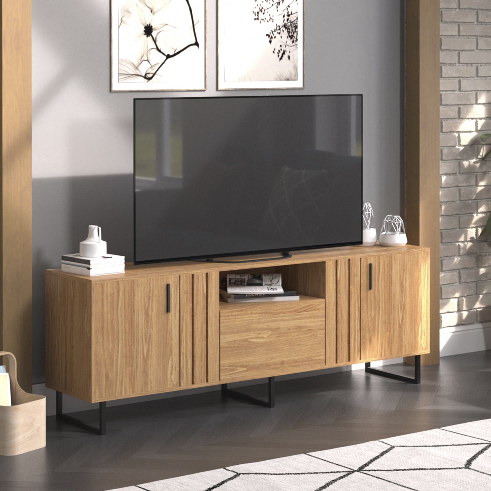 Móvel de TV em madeira clara com TV e decoração neutra