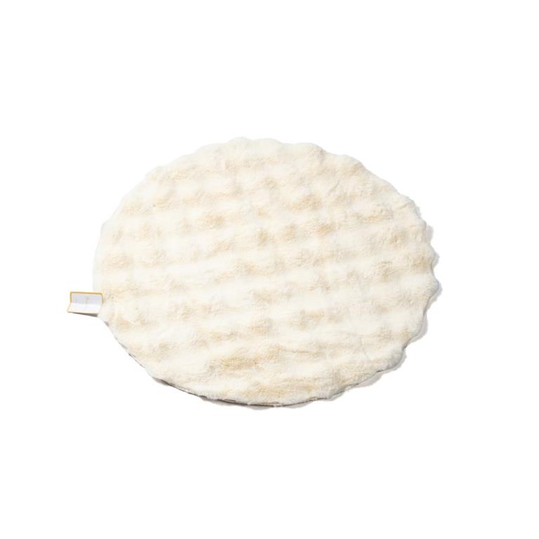 Almofada oval creme com textura enrugada