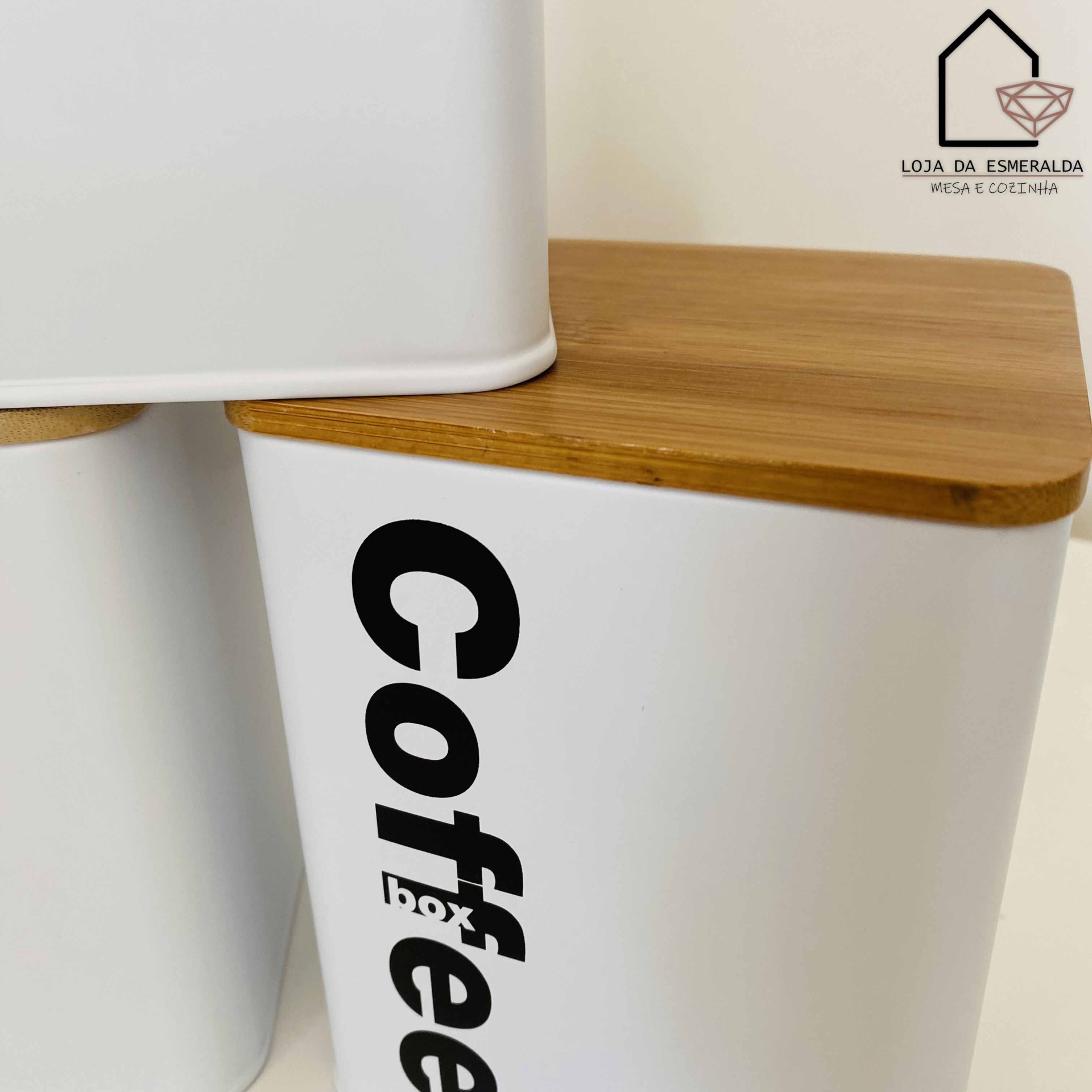 Frasco branco com tampa de madeira e texto Coffee box em relevo