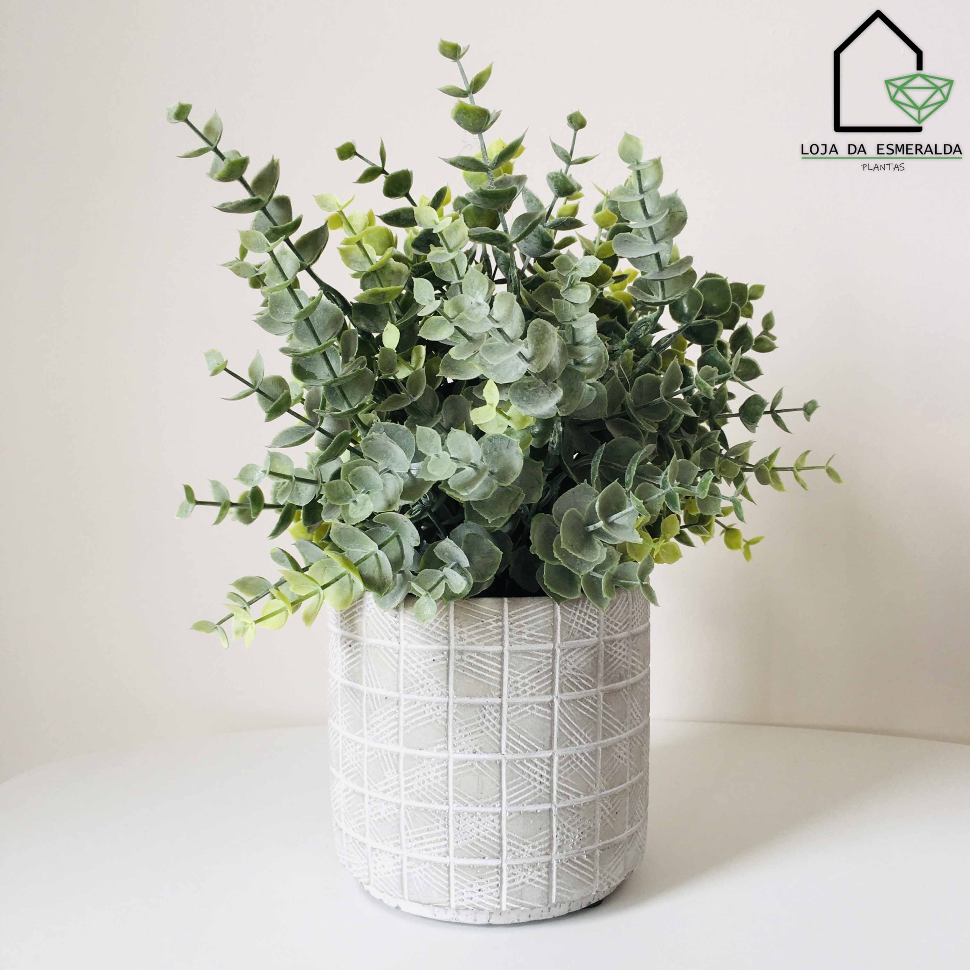 Vaso branco com planta artificial eucalyptus