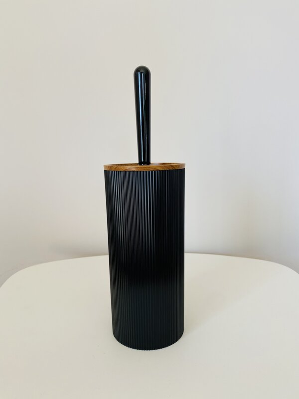 Utensílio de cozinha preto com tampa de madeira, formato cilíndrico e textura de linhas verticais