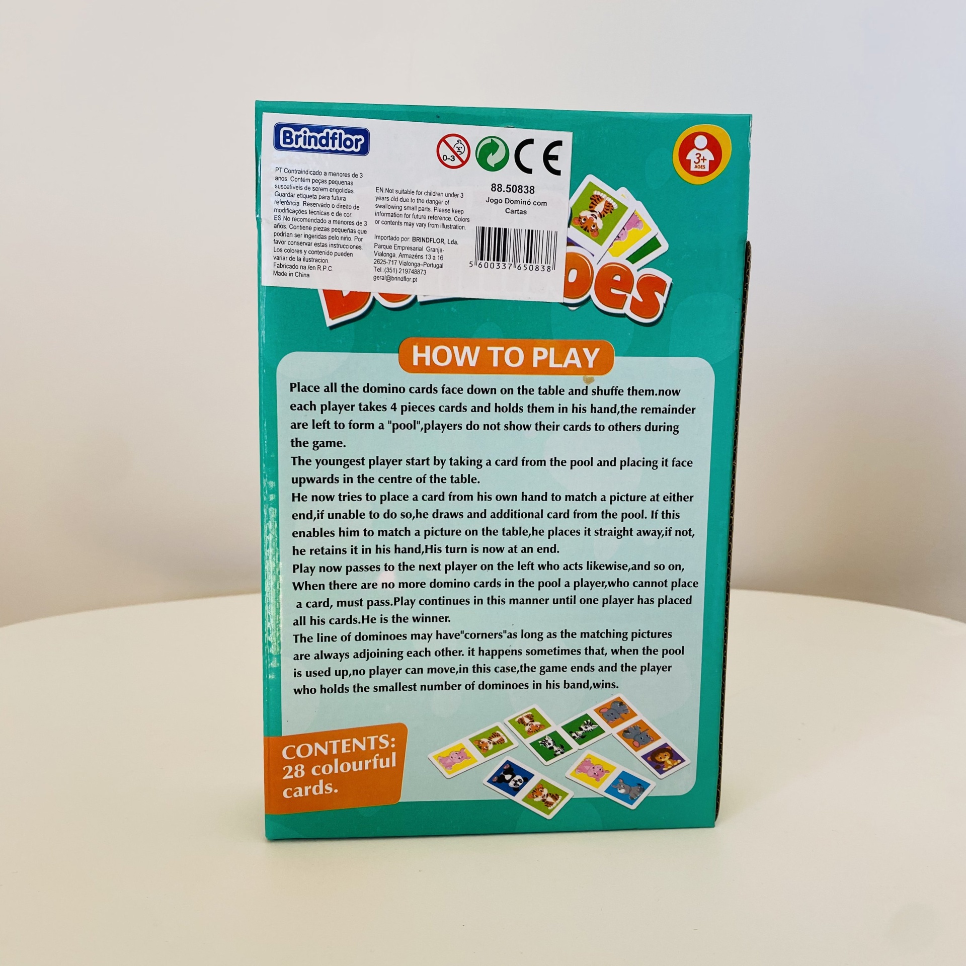 Embalagem verde com instruções para jogo de dominó educativo e 28 cartas coloridas