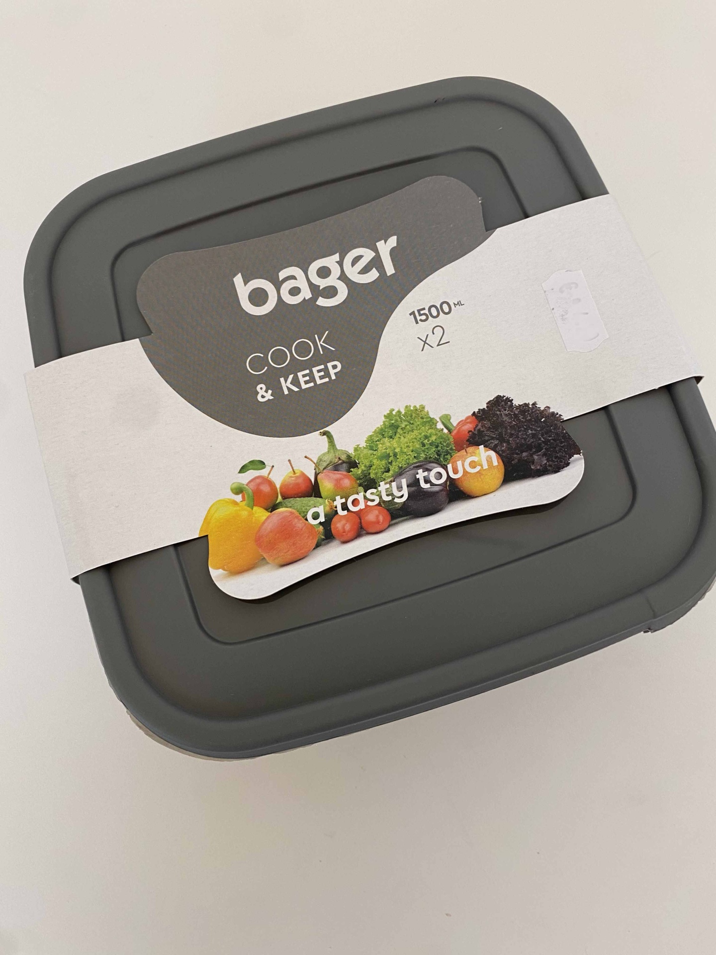 Caixa de armazenamento cinzenta com tampa e embalagem branca com texto promocional.