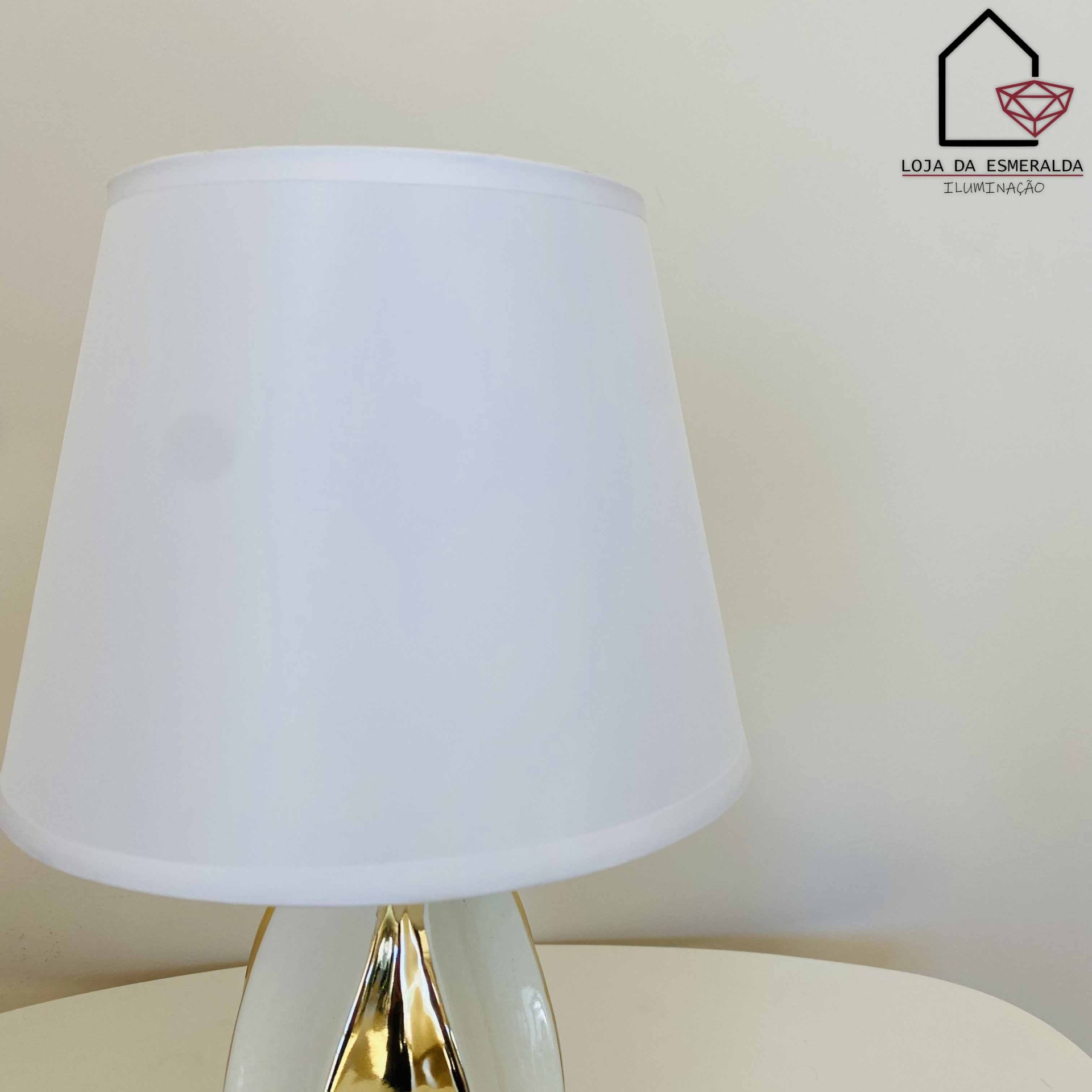 Candeeiro de mesa com base dourada e cúpula branca