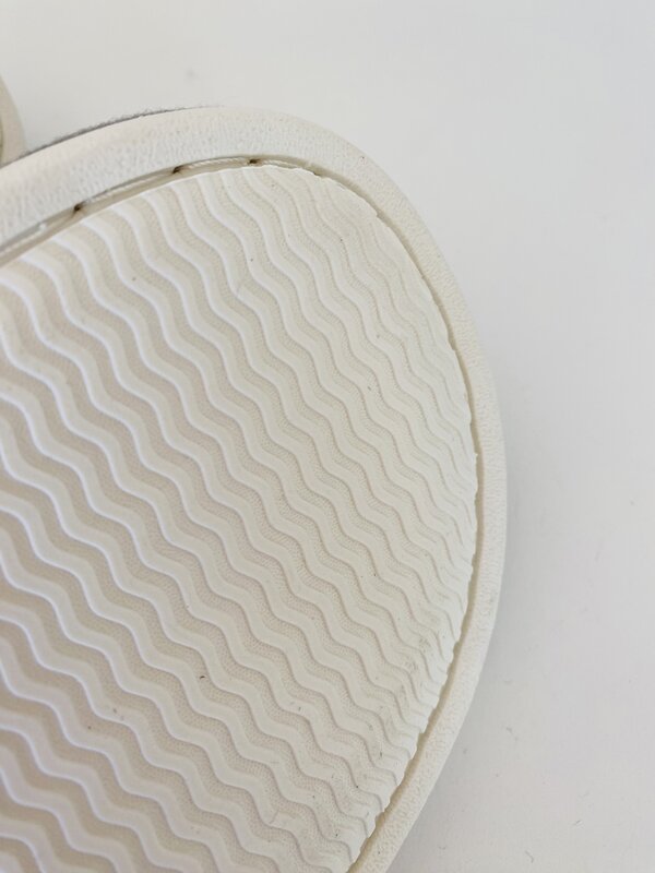 Sola de sapato branca com padrão ondulado