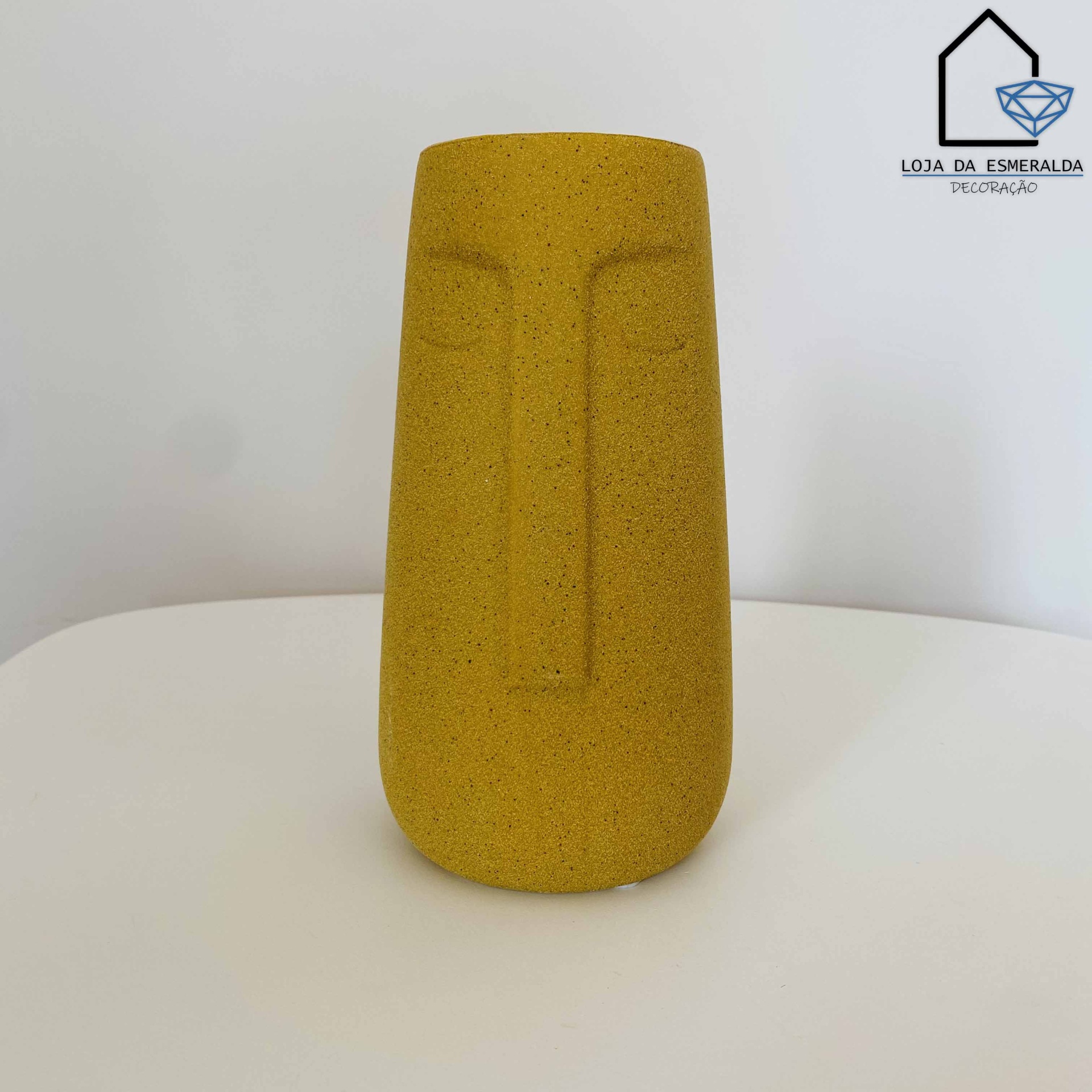 Vaso decorativo amarelo com formato de rosto abstrato