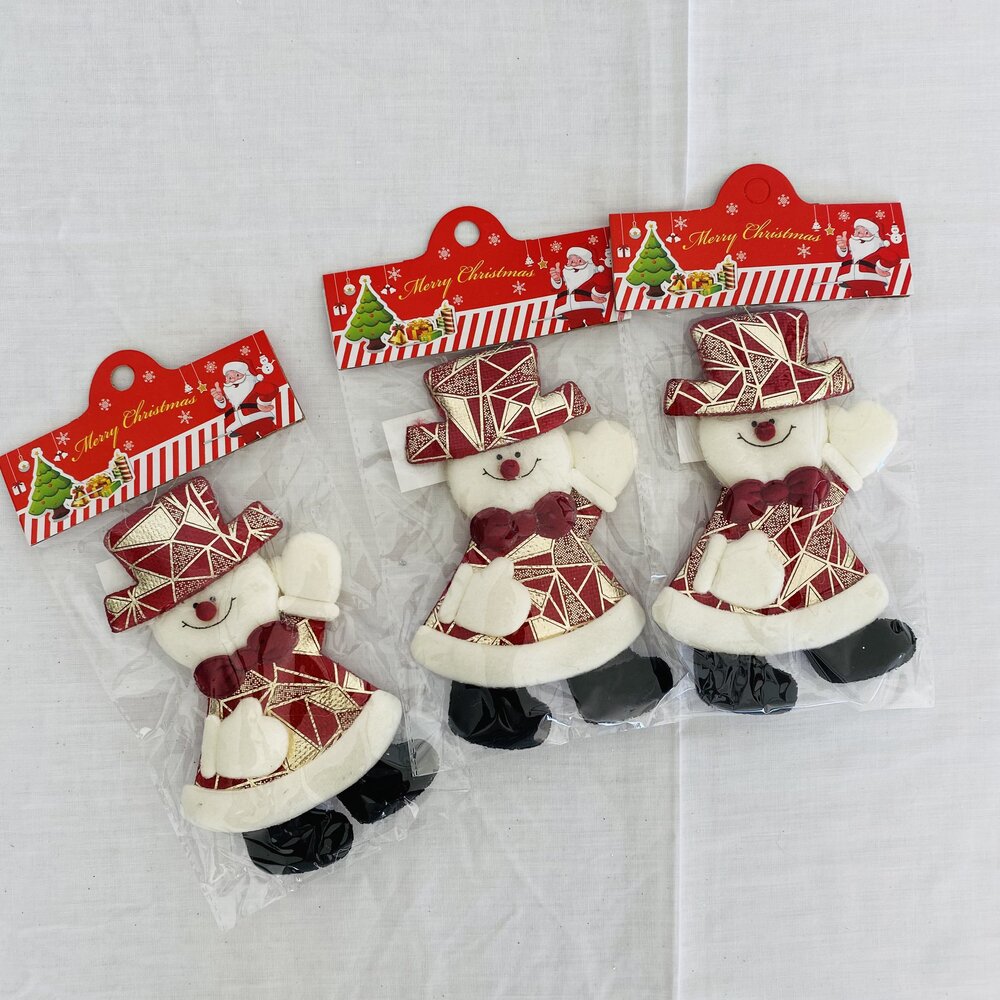 Bonecos de neve decorativos em tecido branco e vermelho embalados individualmente em plástico transparente com cartão vermelho de Natal