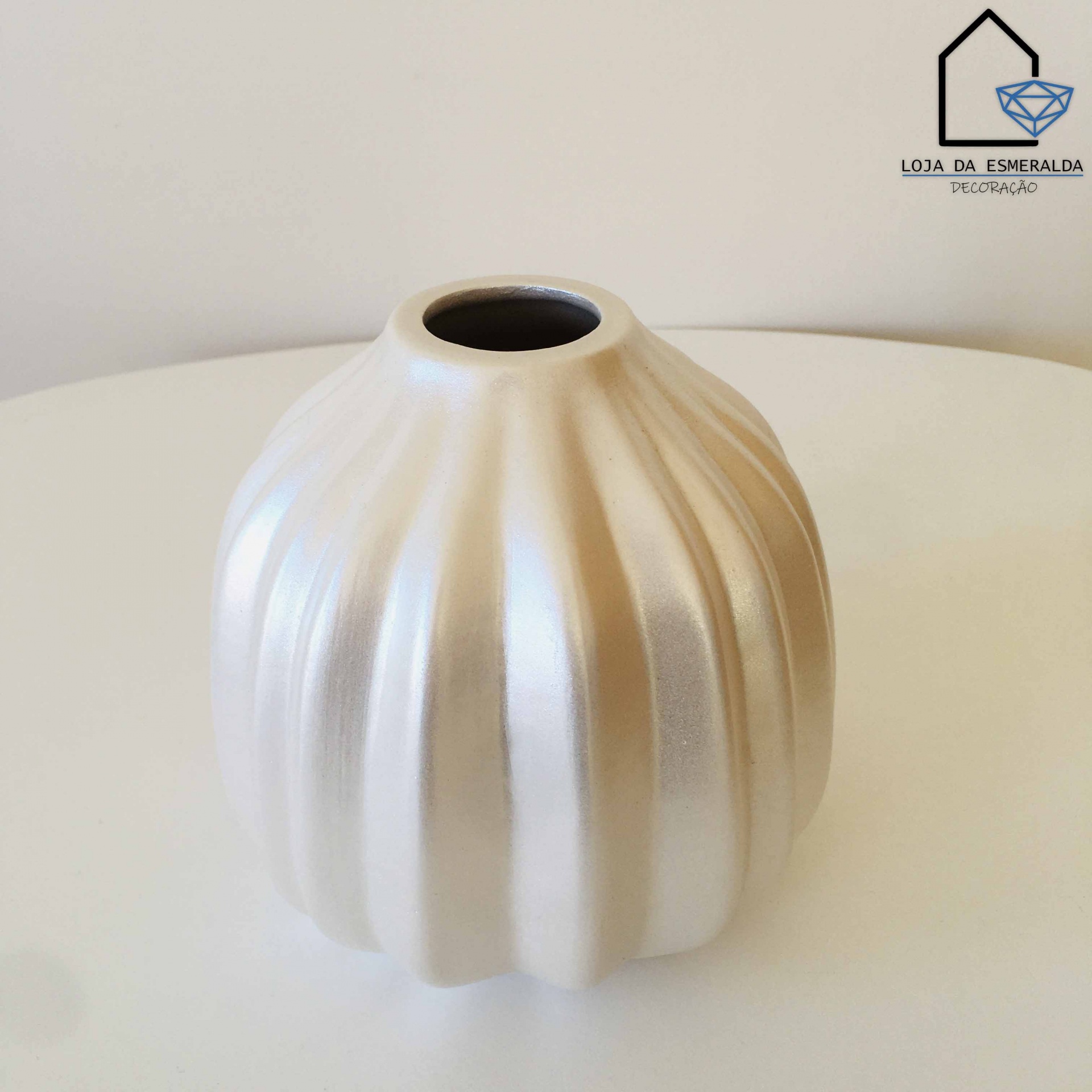 Vaso cerâmico branco com acabamento acetinado e relevos verticais