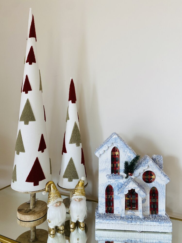 Decoração de Natal com pinheiros de tecido, figuras de Papai Noel e casinha decorativa com neve