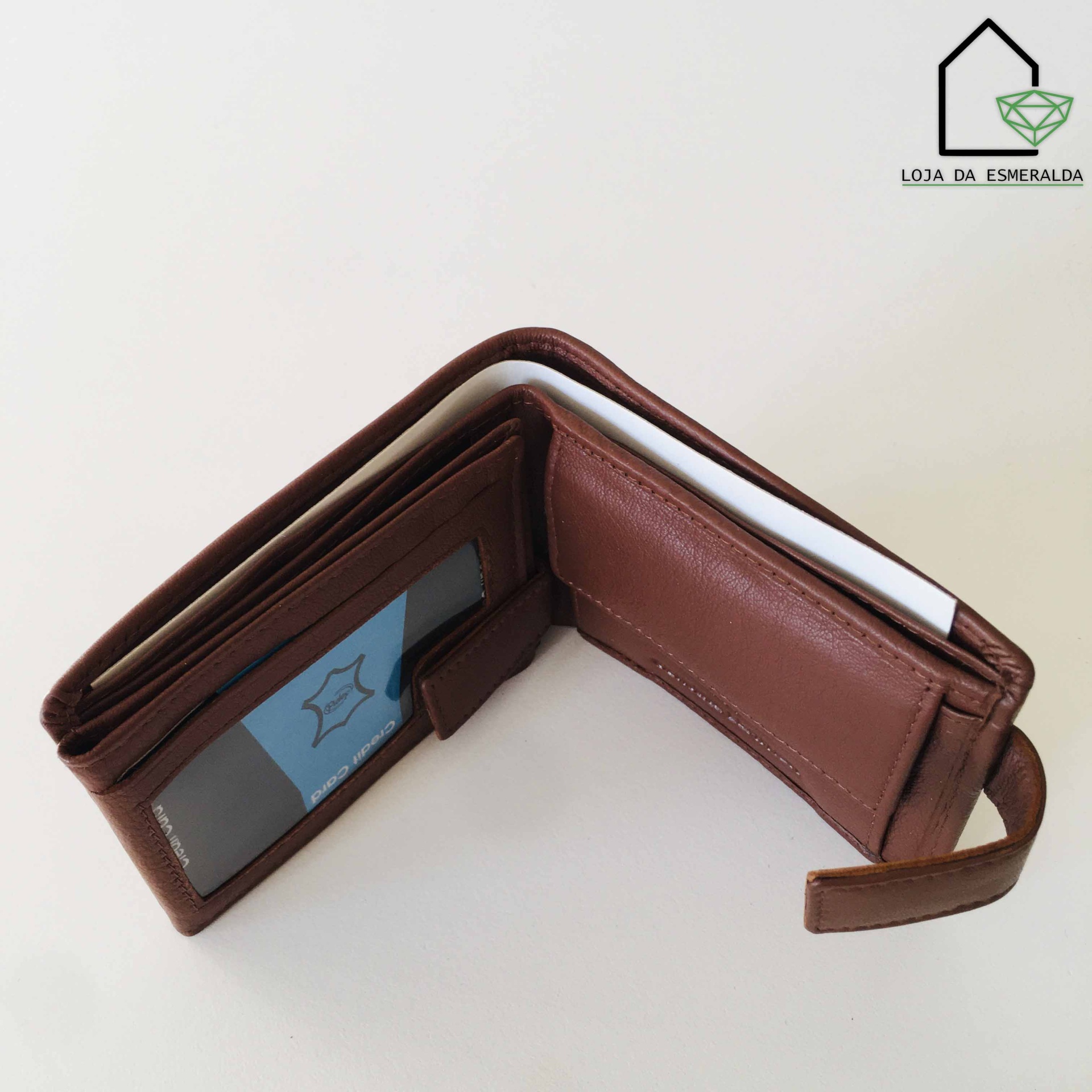 Carteira masculina castanha de pele aberta com múltiplos compartimentos