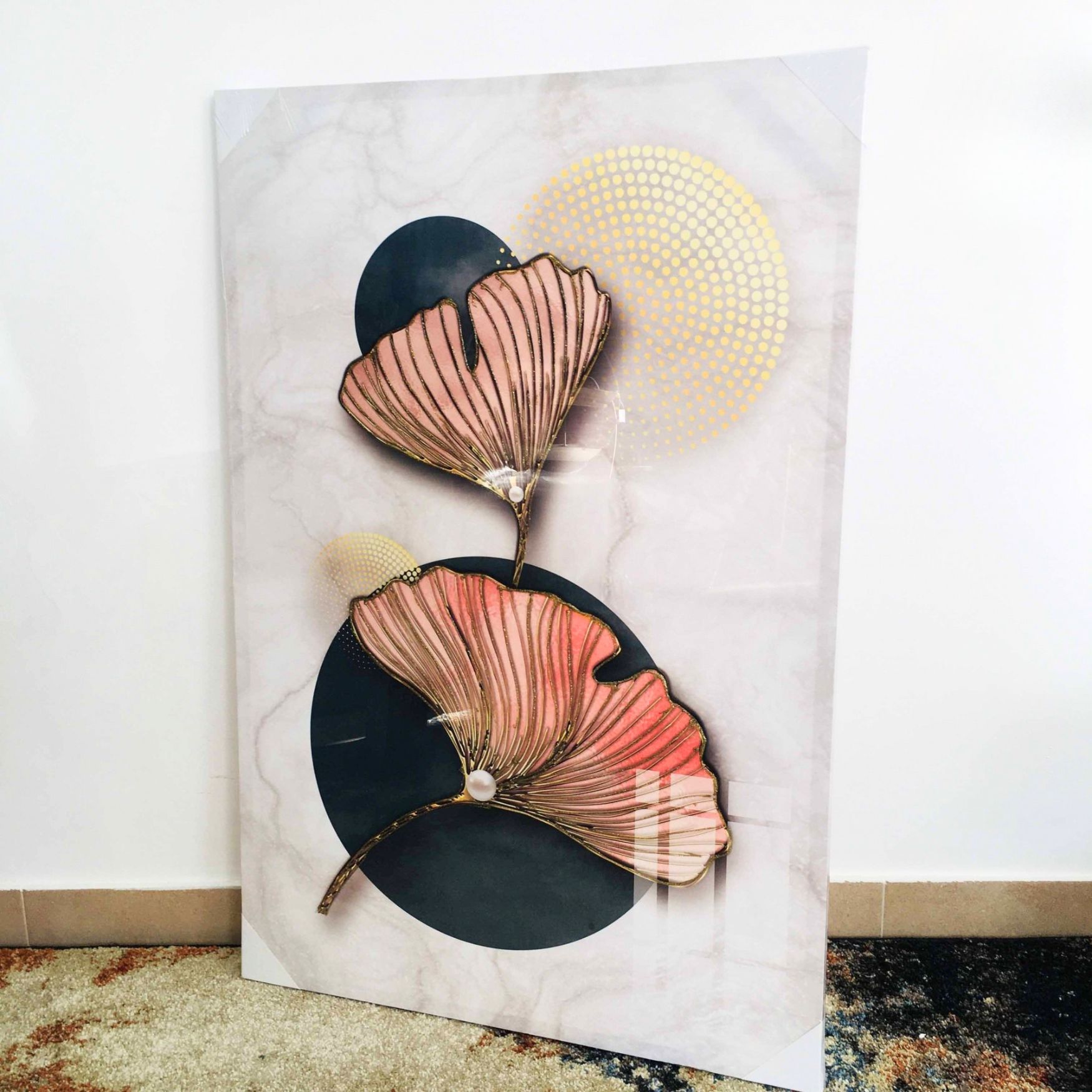 Quadro decorativo com flores rosas e douradas e fundos circulares pretos e amarelos