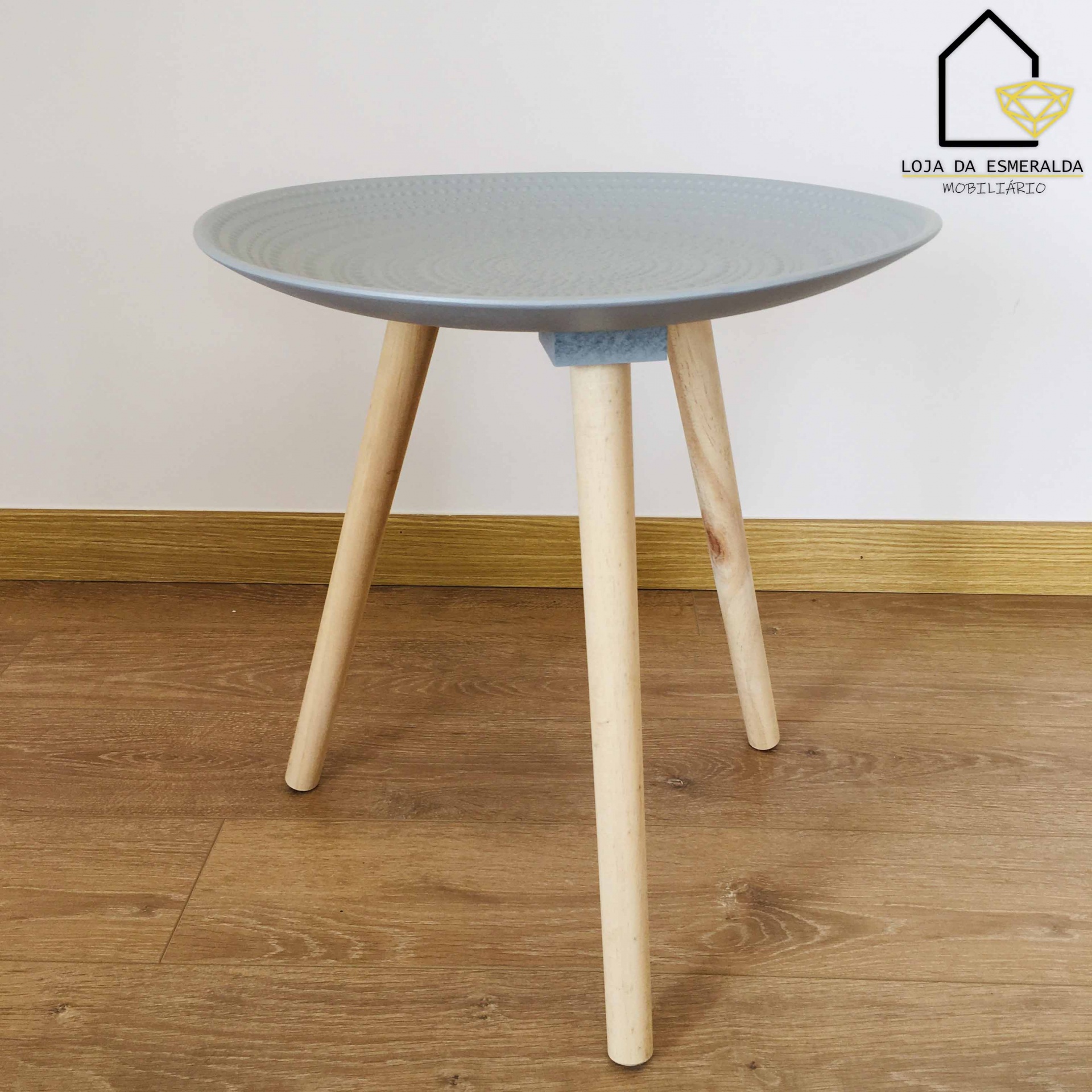 Mesa redonda cinza com pernas de madeira clara