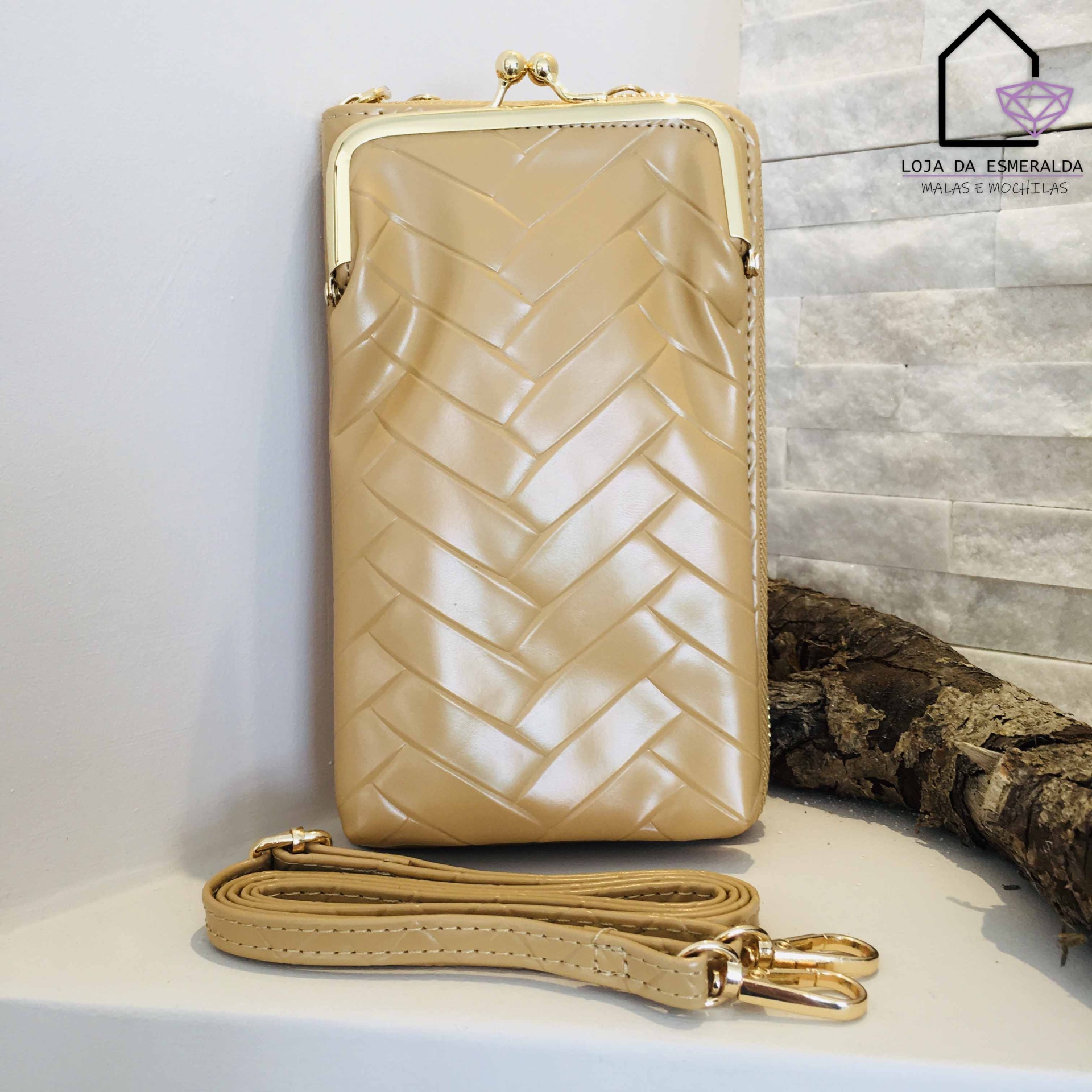 Bolsa pequena bege com padrão entrelaçado e fecho dourado