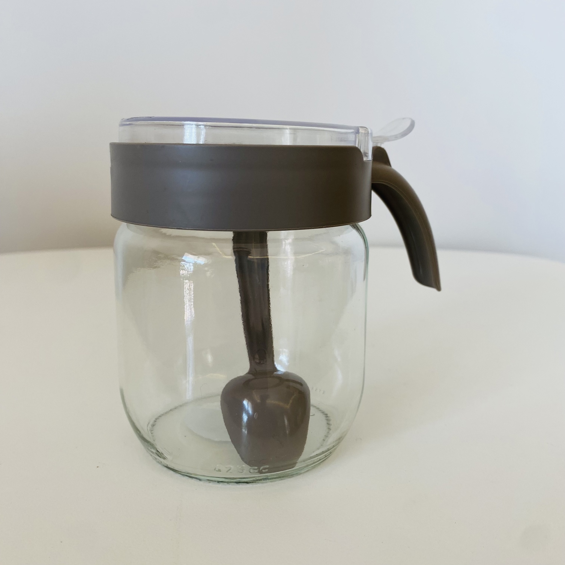 Frasco de vidro com tampa cinza escuro e colher integrada