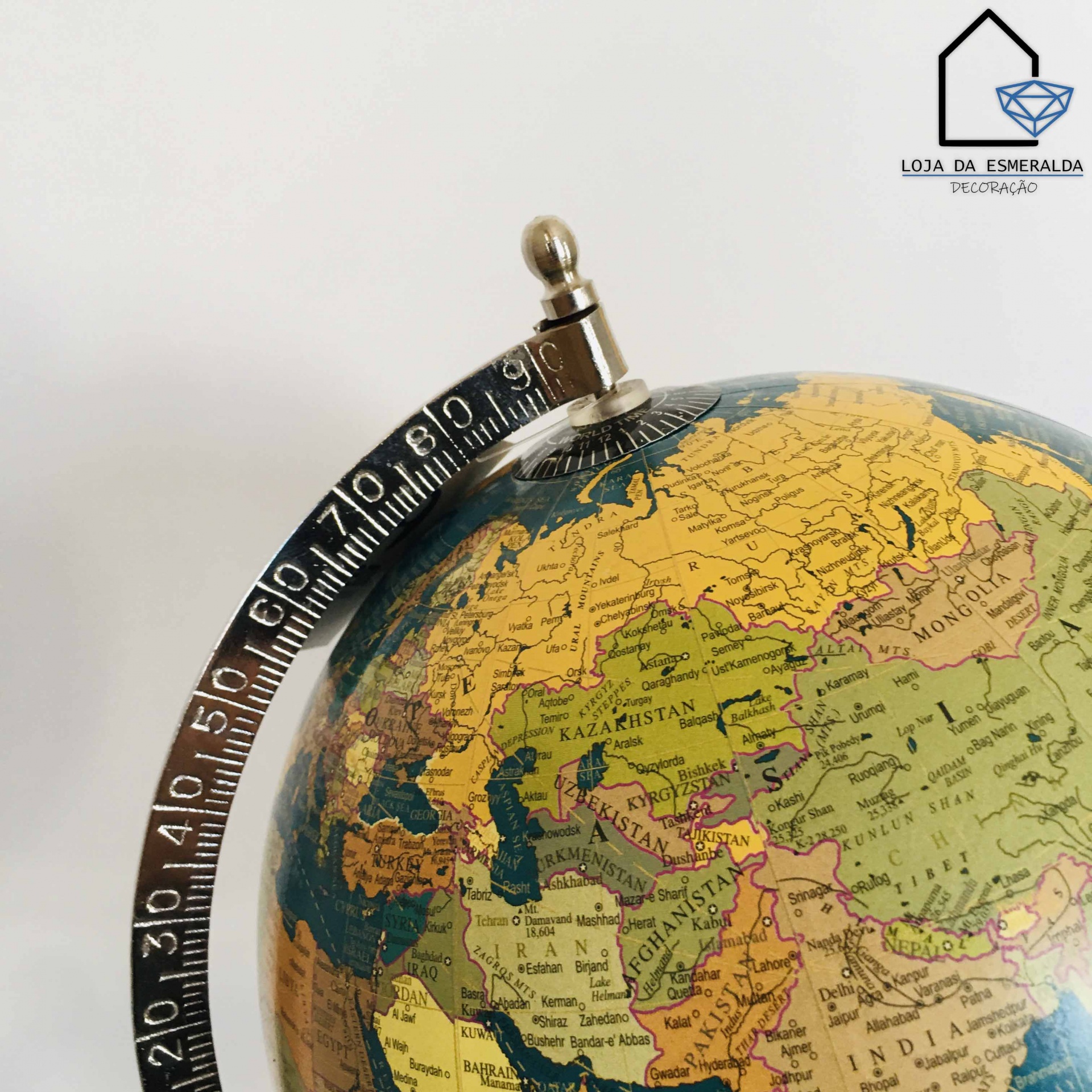 Globo terrestre centrado na Ásia com arco metálico graduado