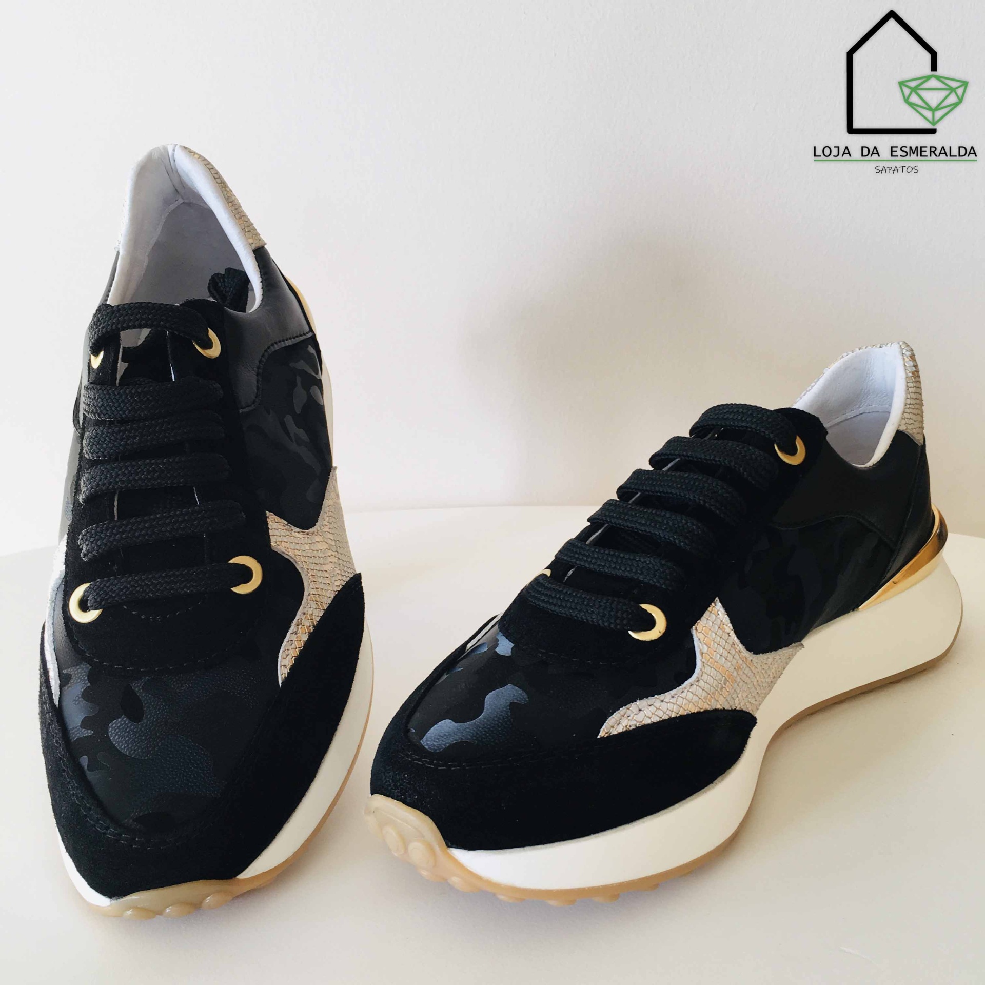 Sapatilhas pretas camufladas com detalhes dourados e brancos